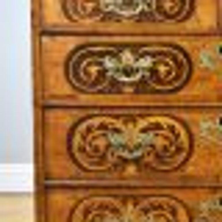 Cassettiera in noce e intarsi William & Mary in vendita 1