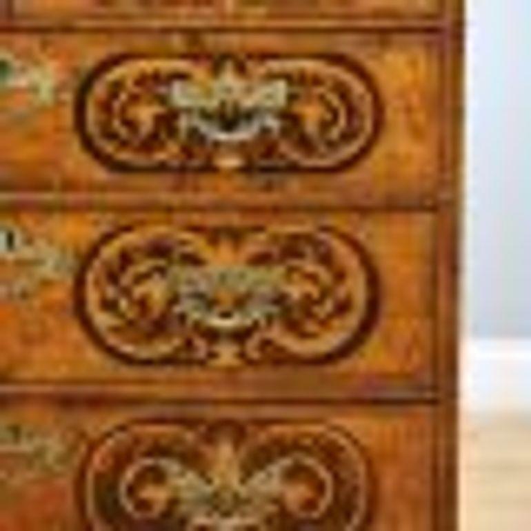 Cassettiera in noce e intarsi William & Mary in vendita 2