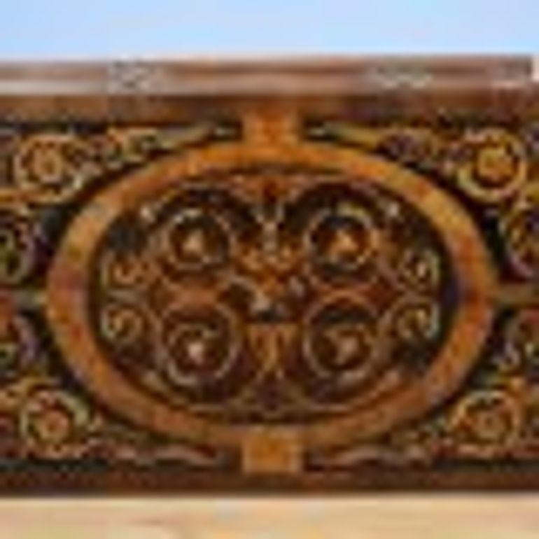 Cassettiera in noce e intarsi William & Mary in vendita 3