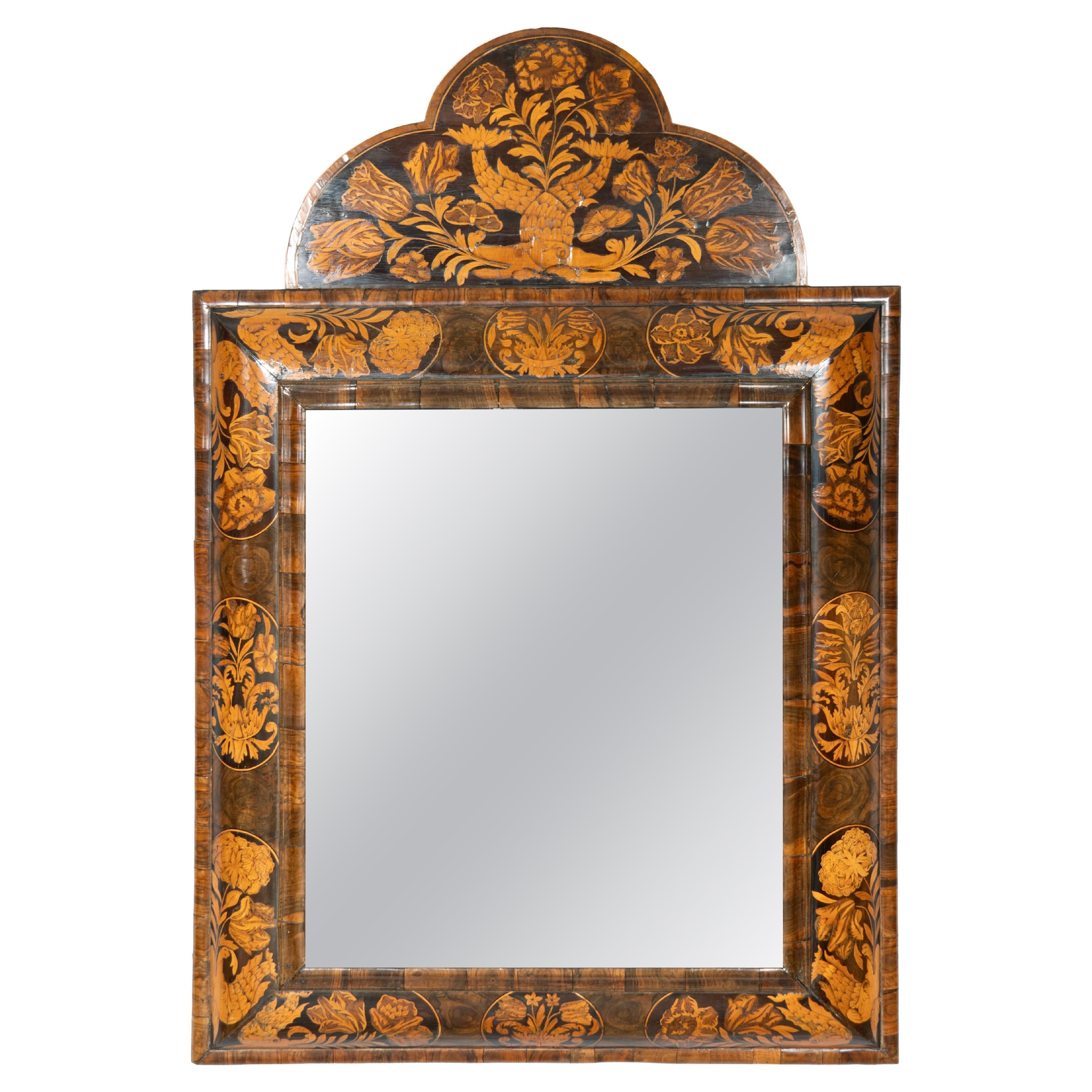 Miroir en noyer et marqueterie William 
Mary en vente