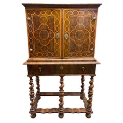 William & Mary Nussbaum Auster Furnier Kabinett auf Stand