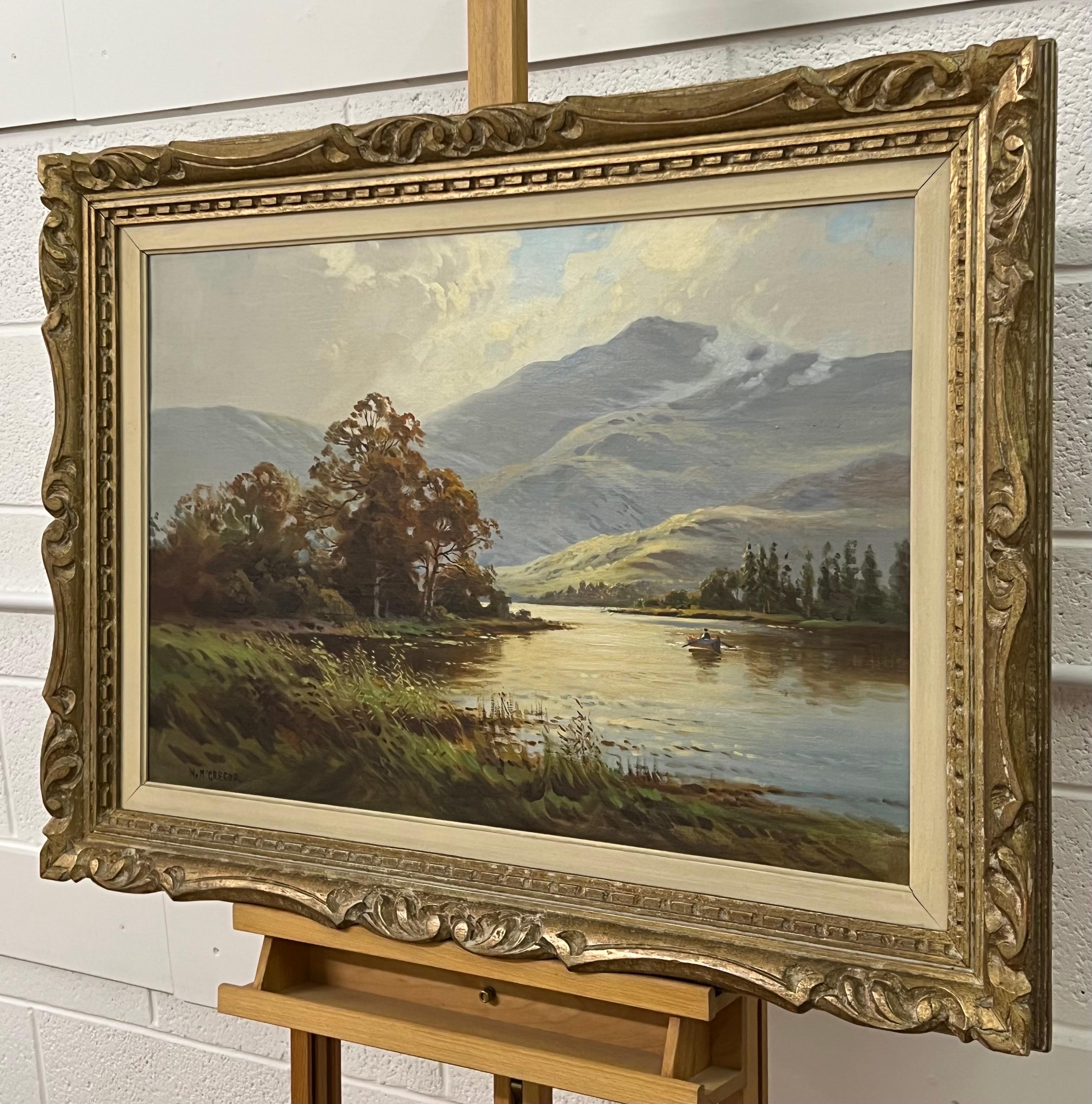 Loch Long à Argyll dans les Highlands écossais Peinture de paysage. Une belle peinture à l'huile réaliste des Highlands écossais, réalisée par un artiste britannique très respecté. Personnes dans un bateau à rames sur le lac, avec des arbres et des