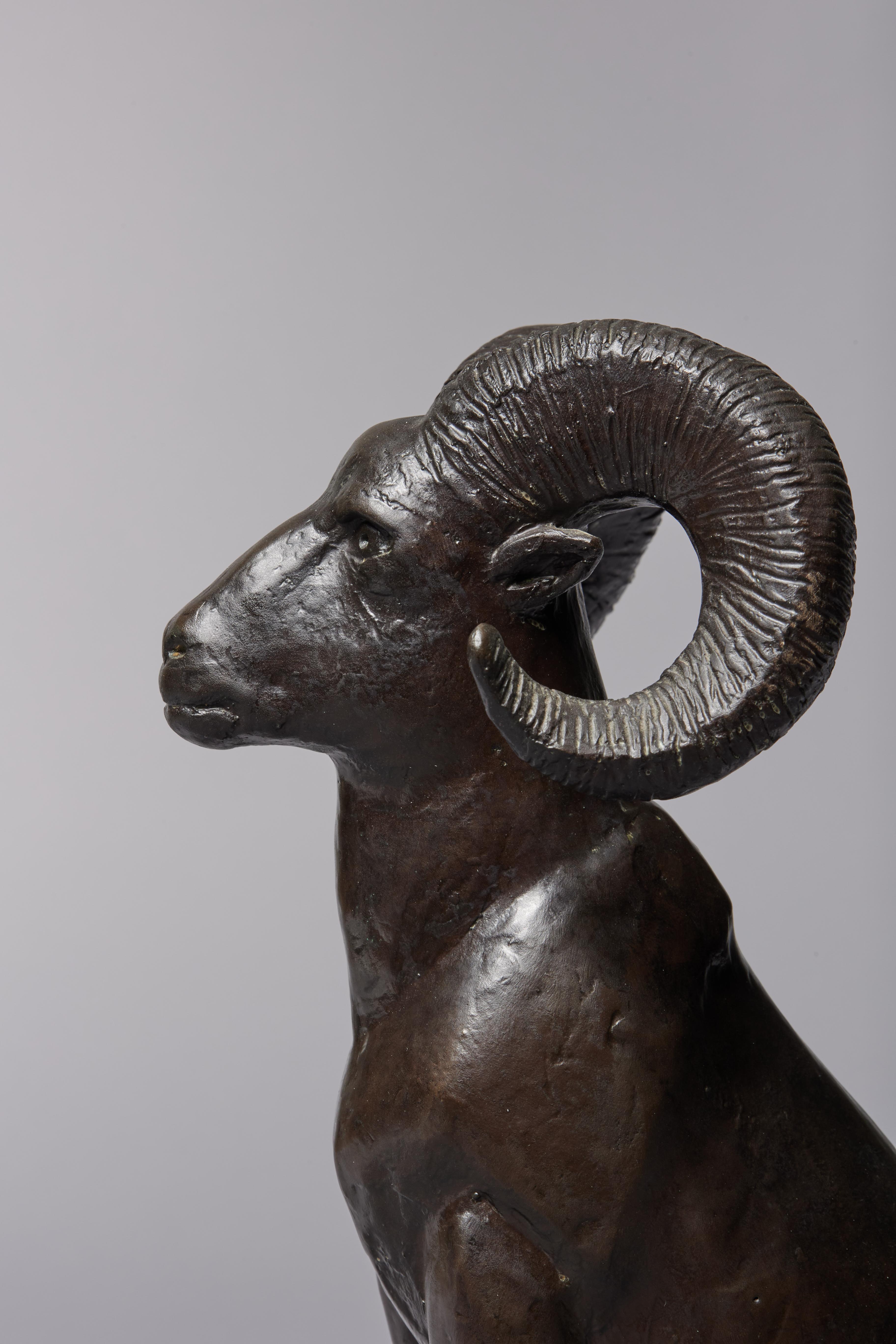 Capra di montagna, scultura in bronzo di animale del XX secolo, artista della scuola di Cleveland - Figurative Sculpture Oro di William McVey