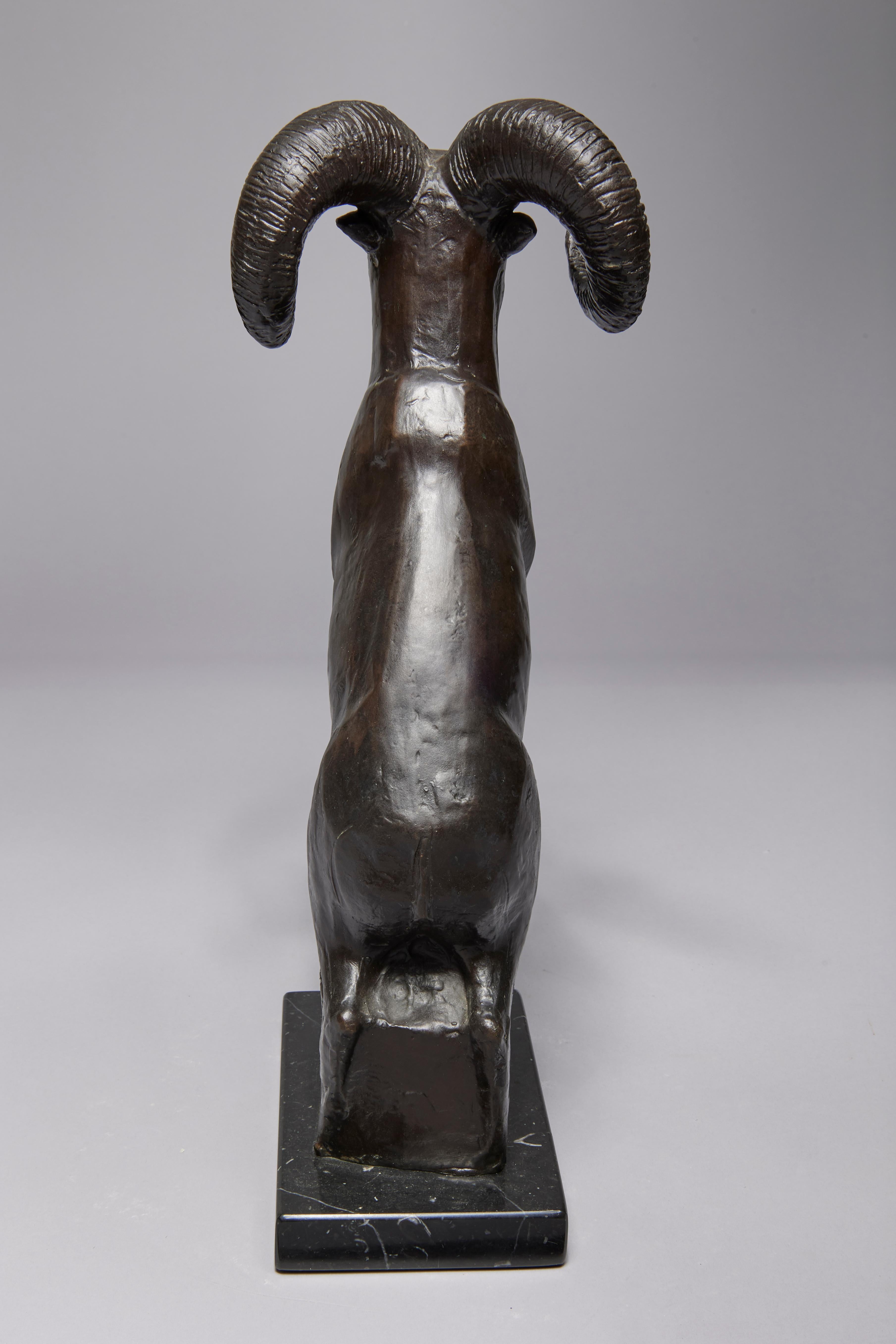 Capra di montagna, scultura in bronzo di animale del XX secolo, artista della scuola di Cleveland in vendita 1