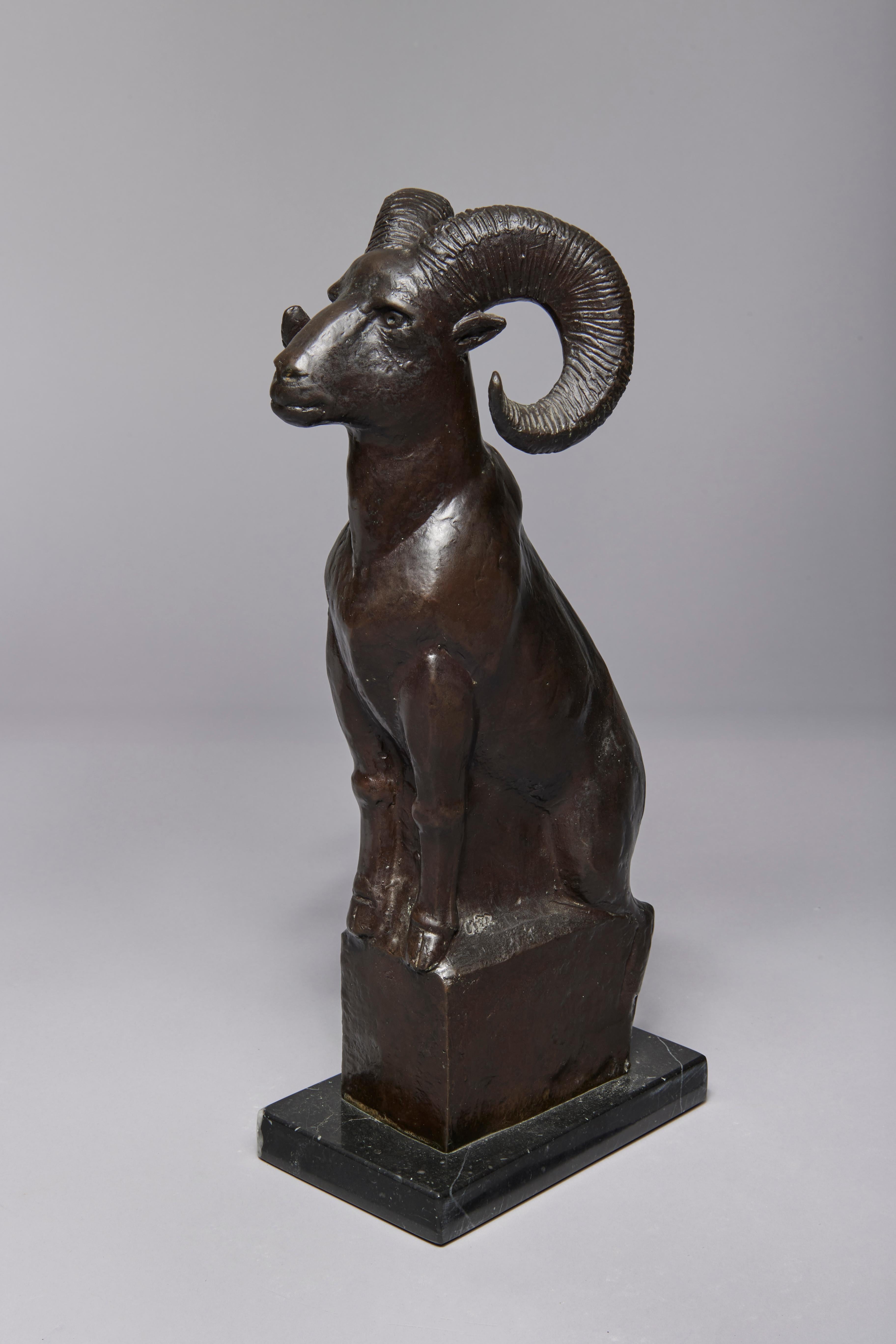 Figurative Sculpture di William McVey - Capra di montagna, scultura in bronzo di animale del XX secolo, artista della scuola di Cleveland