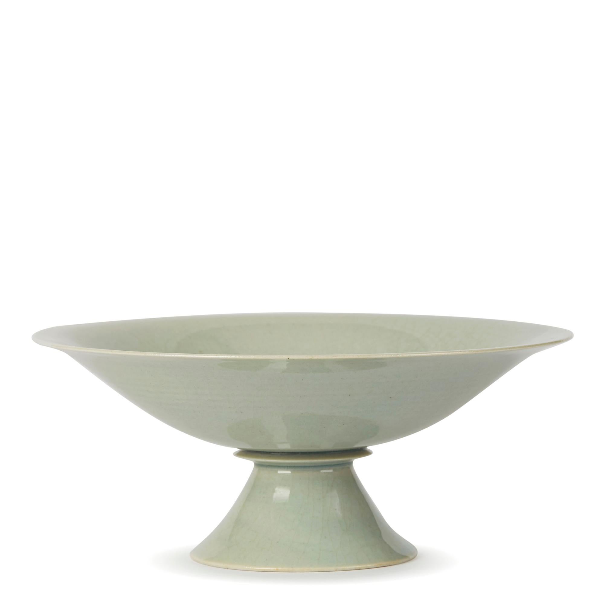 Plato de tallo de porcelana de celadón del Studio Pottery William Mehornay, 1974-1975 finales del siglo XX en venta