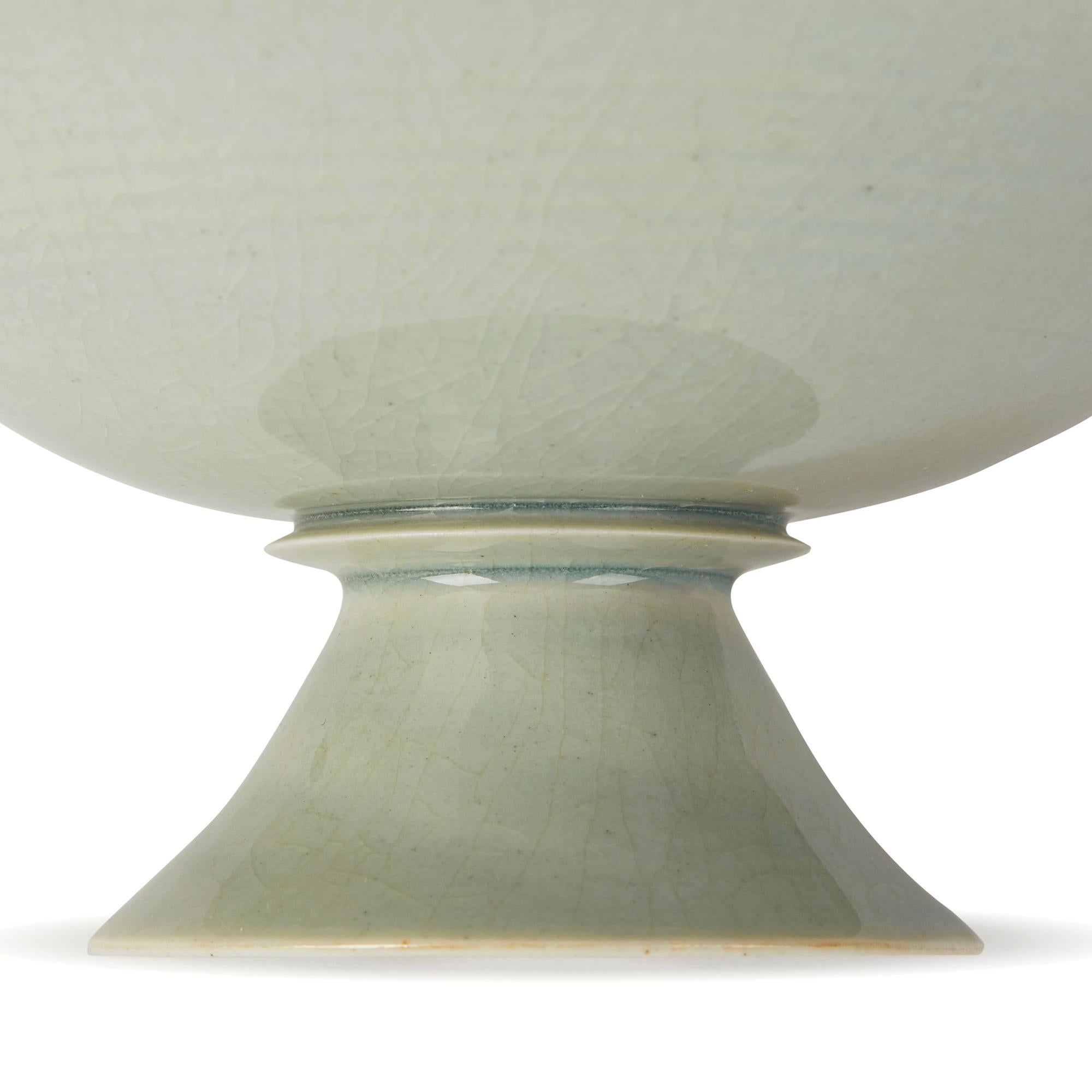 Bol à pied en porcelaine céladon de William Mehornay Studio Pottery, 1974-1975 en vente 1