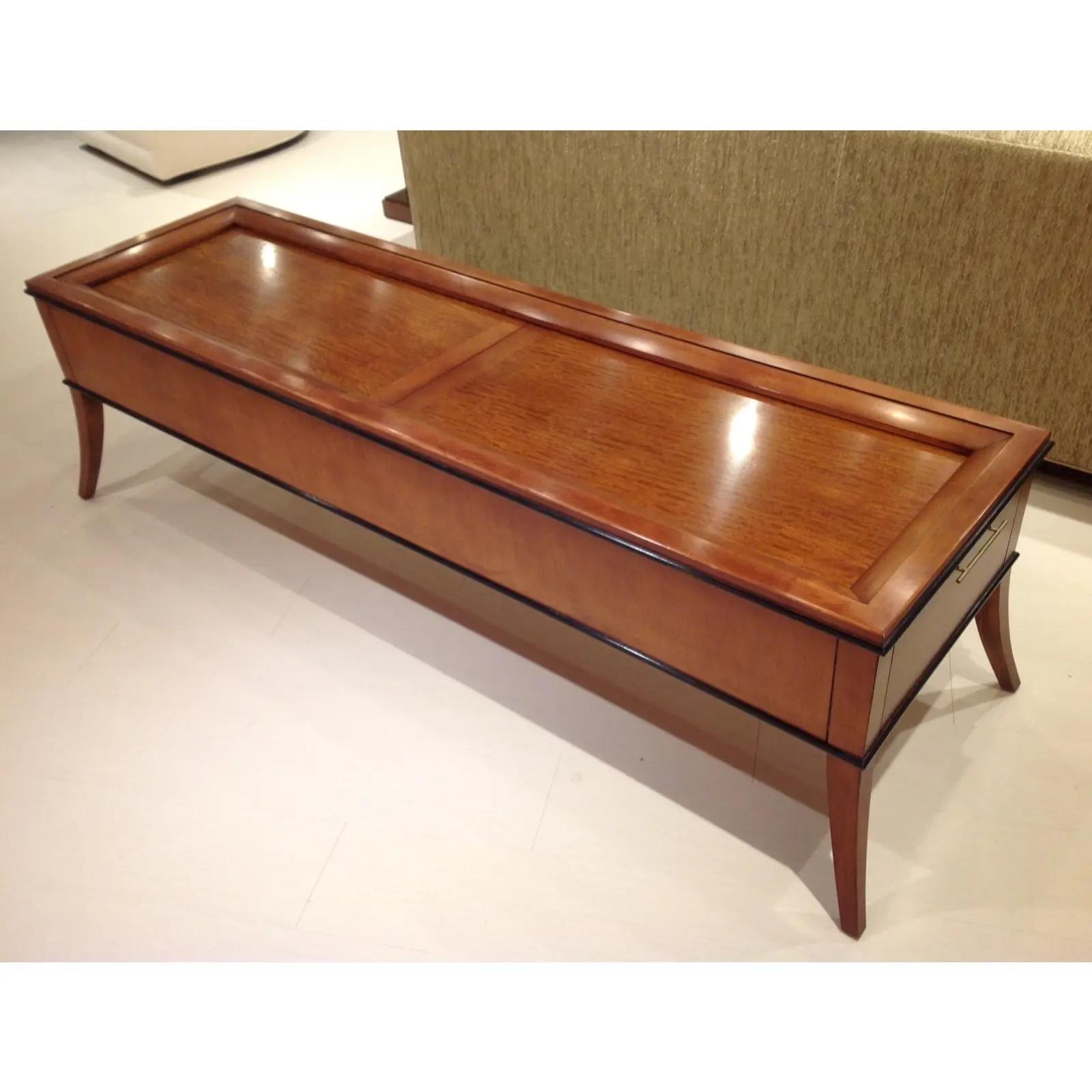 Il Cocktail Tables William in stile Mid-Century è un pezzo di ottima fattura con maniglie in ottone su ogni estremità che consentono di aprire i pannelli superiori per riporre gli oggetti all'interno. L'interno è rifinito e i bordi superiori del