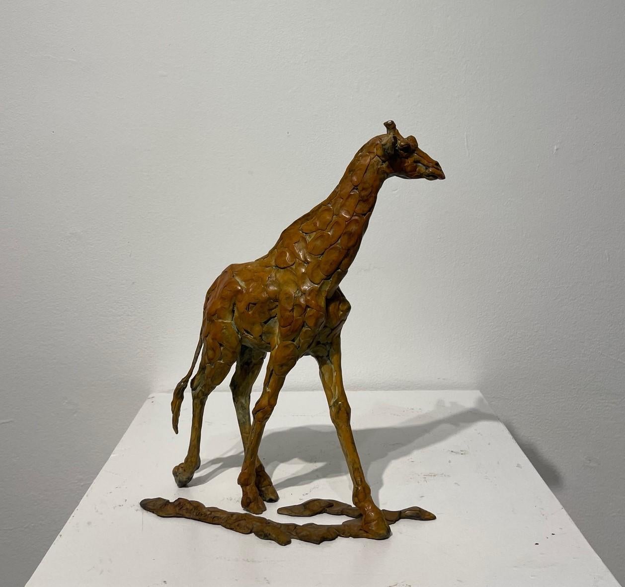 Giraffa che cammina  Una scultura originale in bronzo - Sculpture di William Montgomery