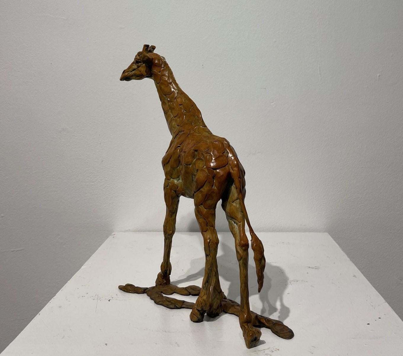 Giraffa che cammina  Una scultura originale in bronzo - Figurative Sculpture Oro di William Montgomery