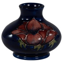 William Moorcroft. Un petit vase bleu anémone signé H M Made in England.