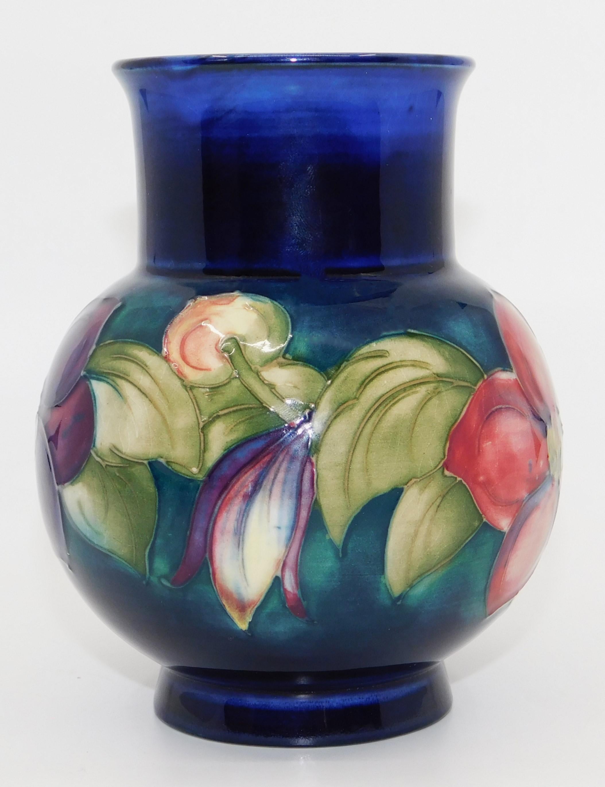 William Moorcroft Kobalt-Kunstkeramik-Vase aus Clematis, um 1940, England (Art déco) im Angebot