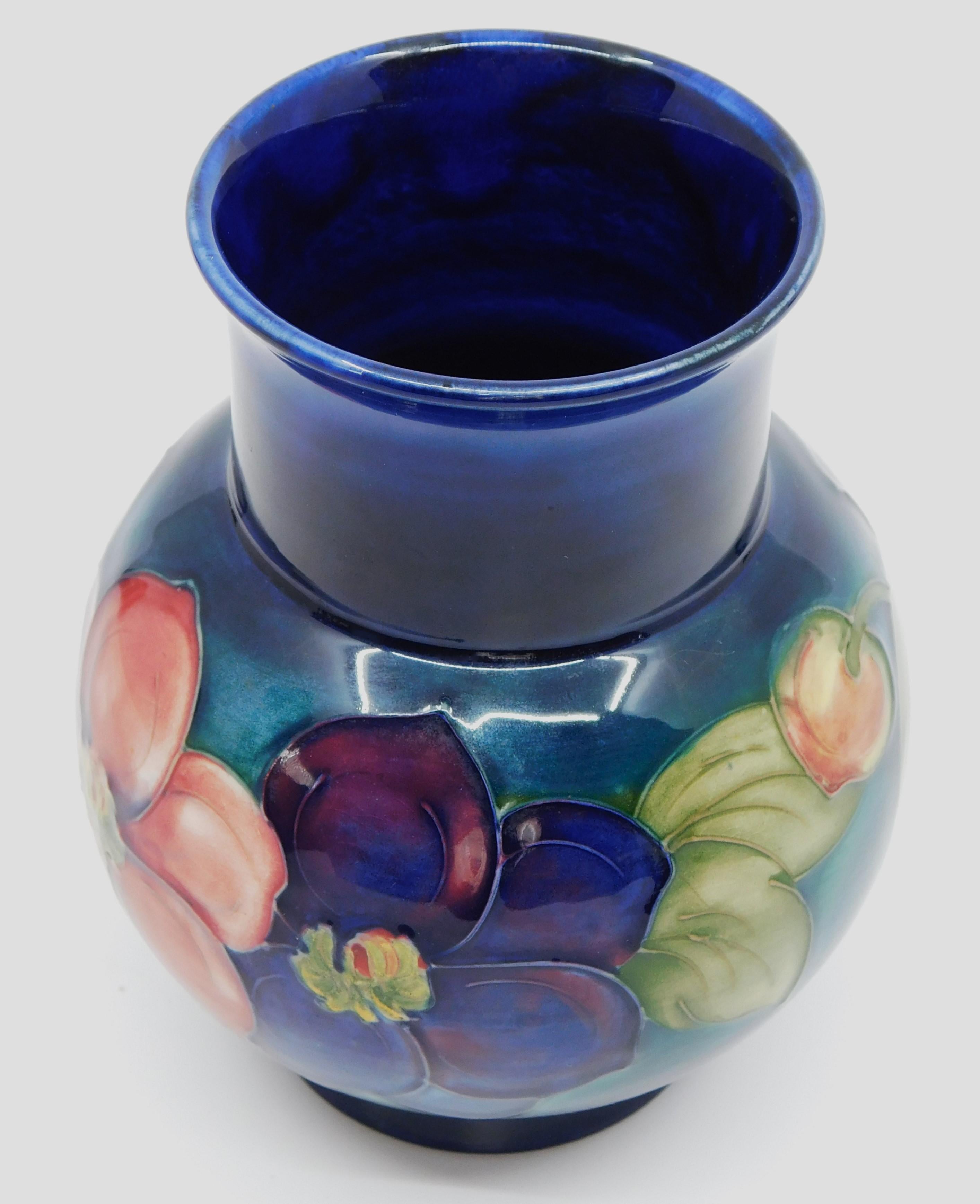 William Moorcroft Kobalt-Kunstkeramik-Vase aus Clematis, um 1940, England (Englisch) im Angebot