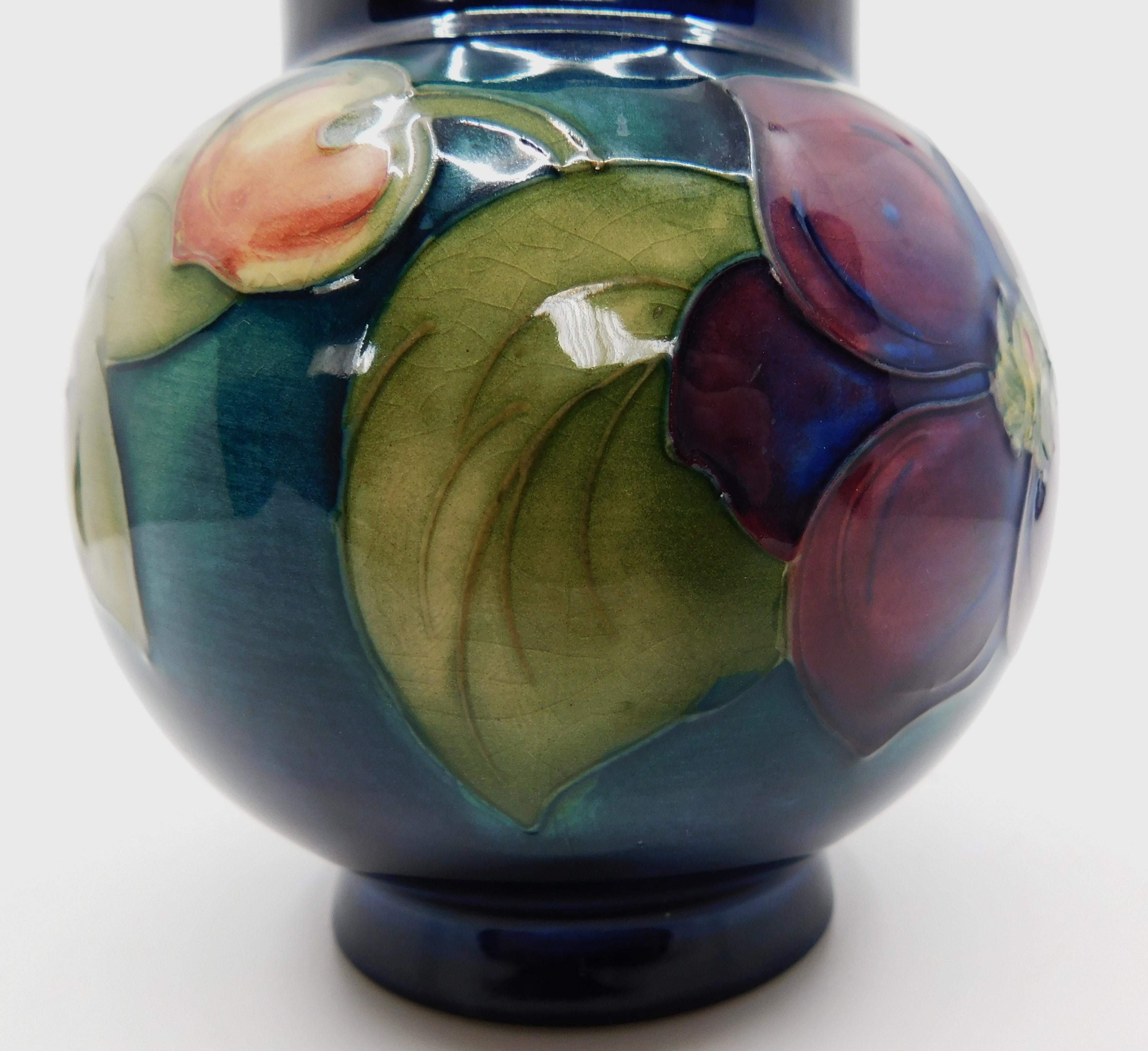 William Moorcroft Kobalt-Kunstkeramik-Vase aus Clematis, um 1940, England (Handgefertigt) im Angebot