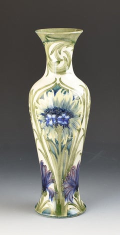 Vaso William Moorcroft con fiori di corno su fondo bianco C.C. 1914