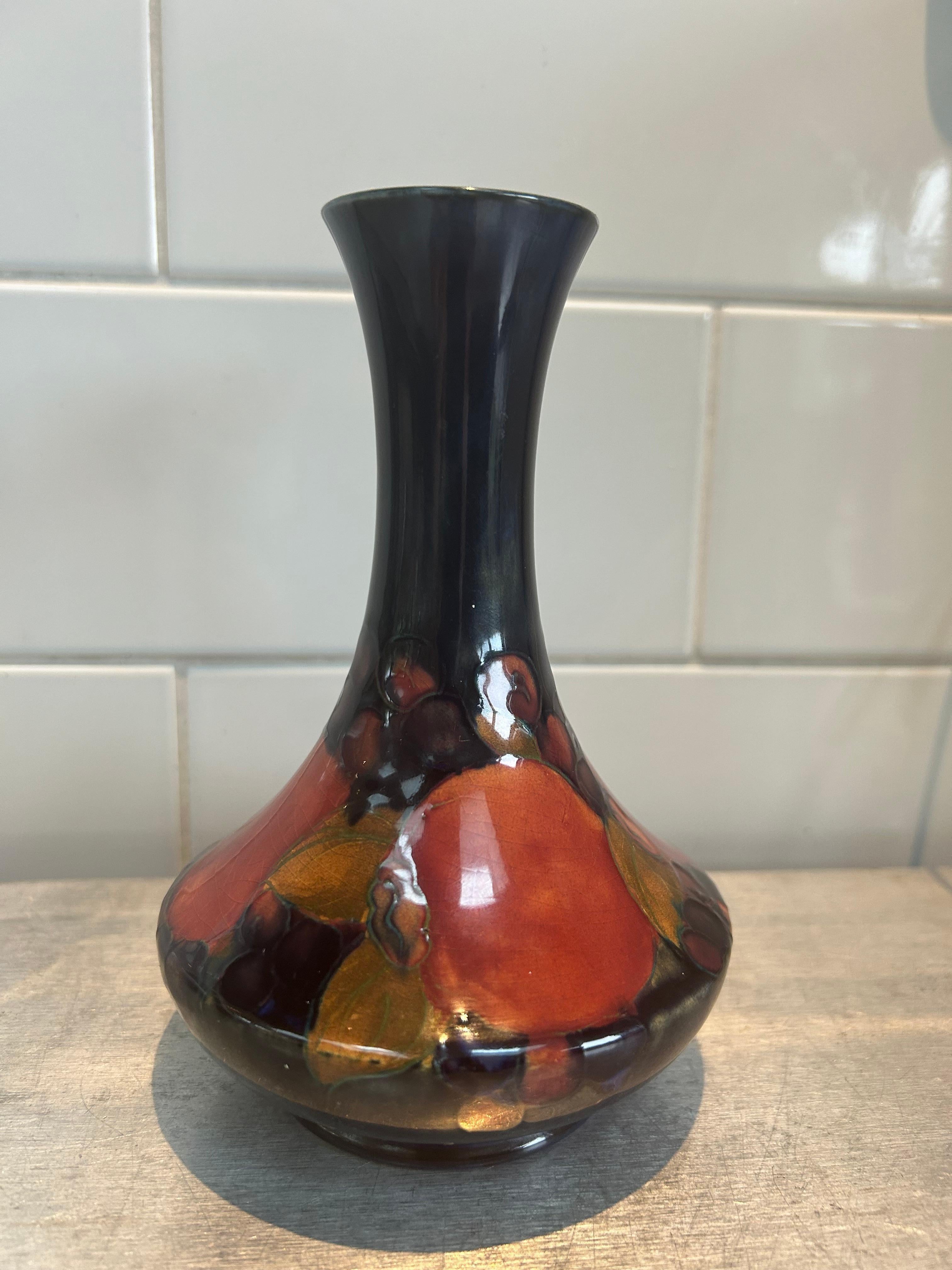 Questo splendido vaso in ceramica di William Moorcroft, Burslem, Inghilterra, è perfettamente formato ed è chiaramente firmato sulla base con marchi di fabbrica impressi e firmato a mano con smalto blu cobalto. Con il timbro Made In England,
