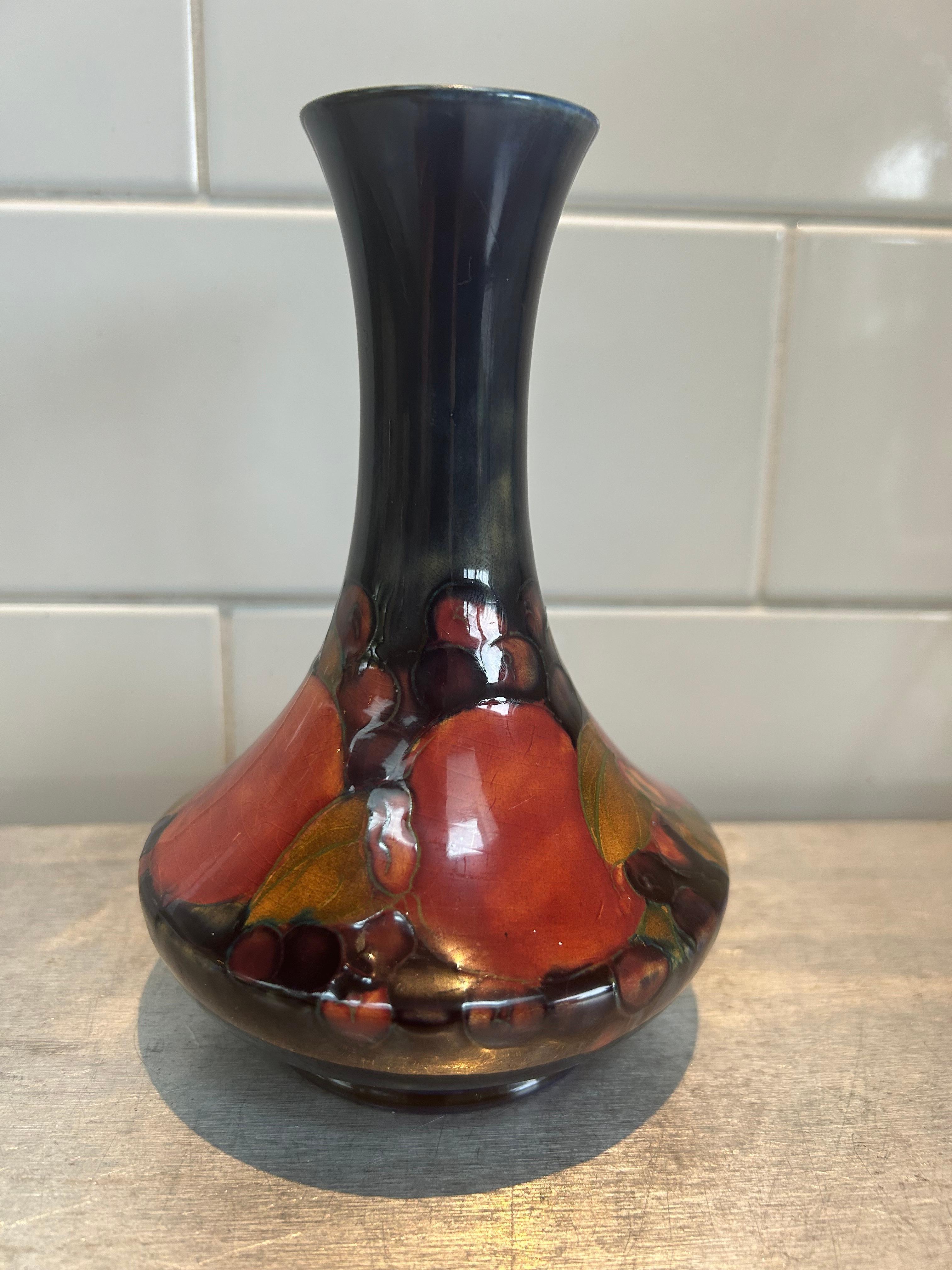 Art Déco William Moorcroft, Inghilterra Vaso d'epoca con timbro e firma a forma di melograno in vendita