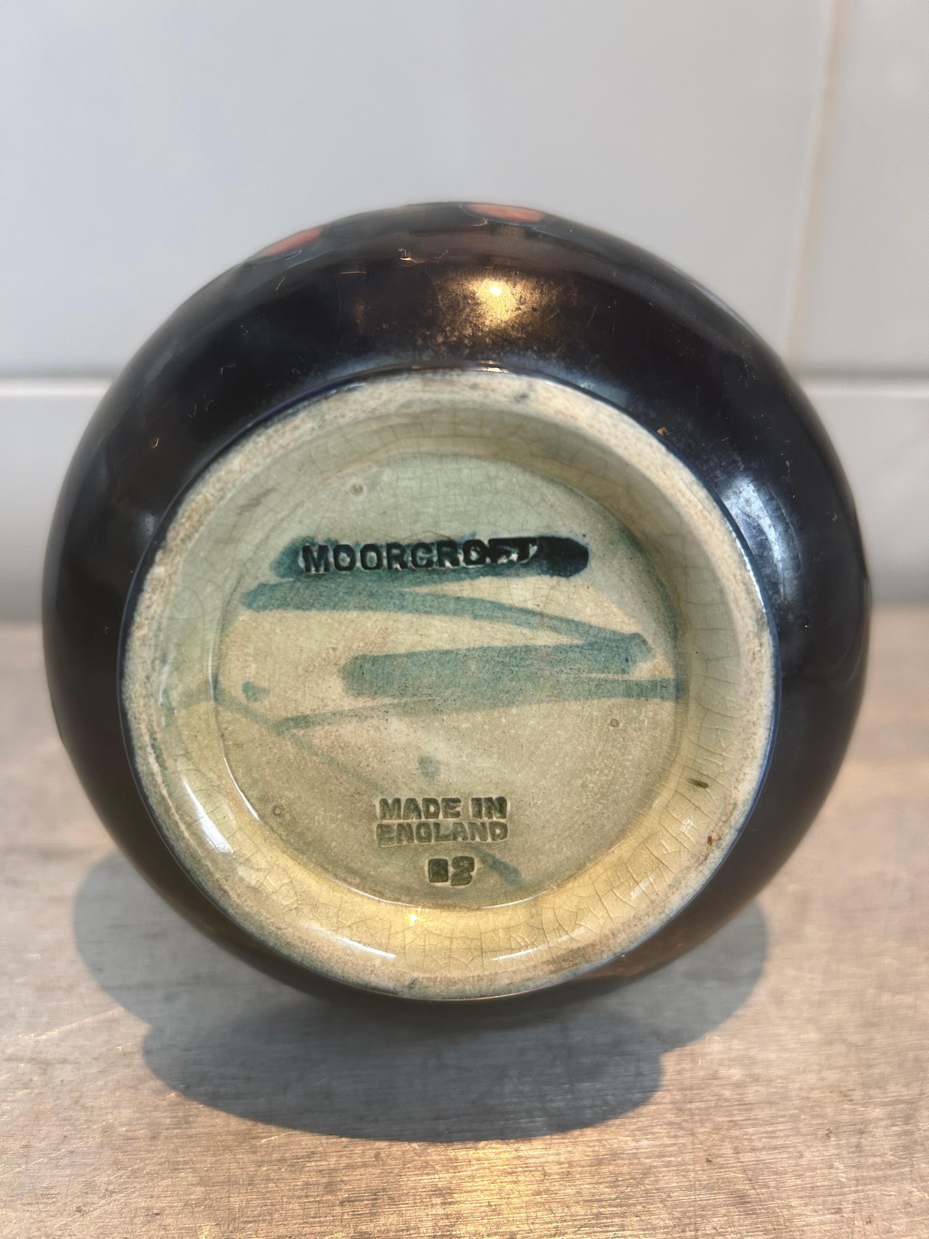 Inglese William Moorcroft, Inghilterra Vaso d'epoca con timbro e firma a forma di melograno in vendita