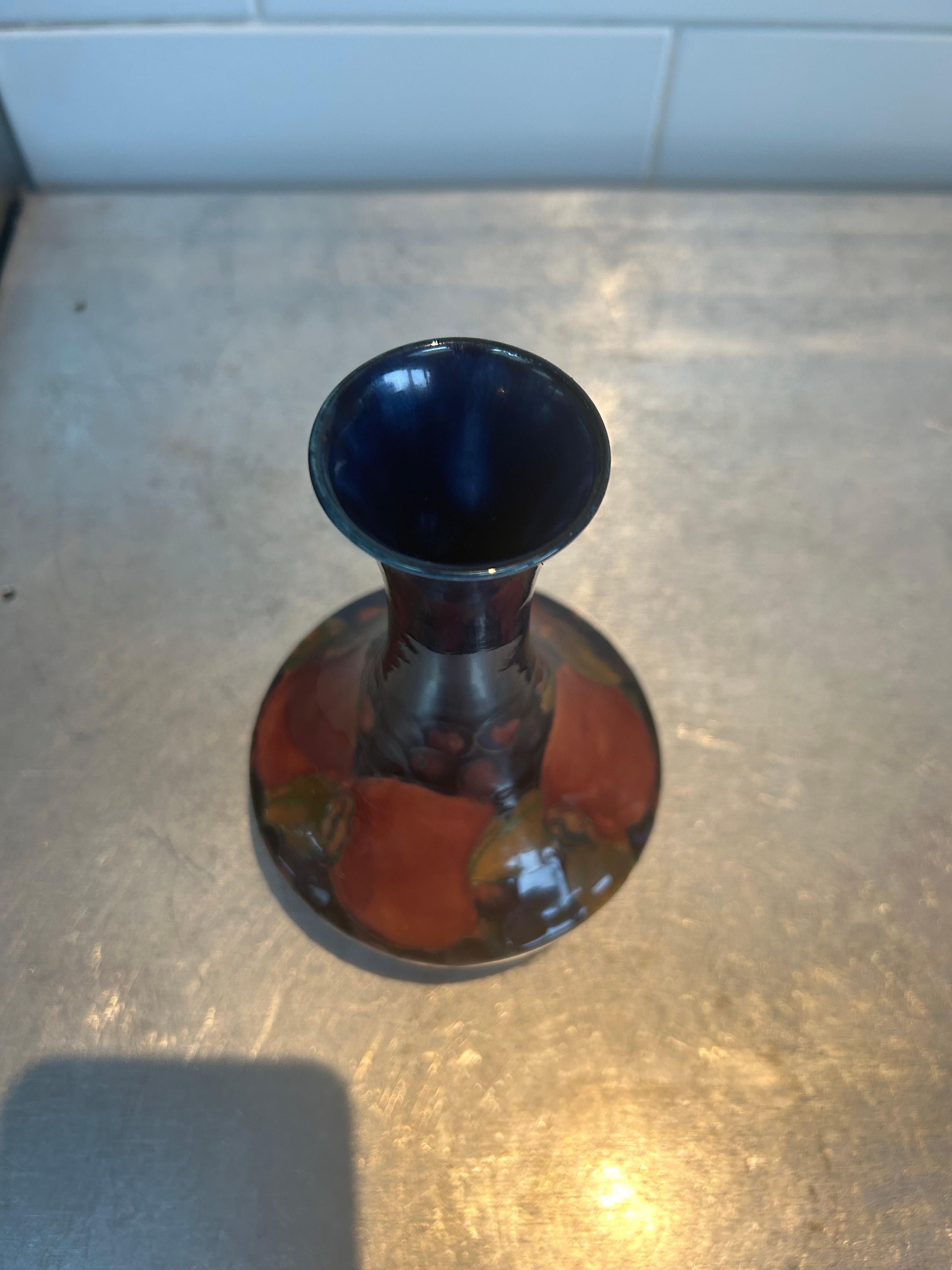 Fatto a mano William Moorcroft, Inghilterra Vaso d'epoca con timbro e firma a forma di melograno in vendita