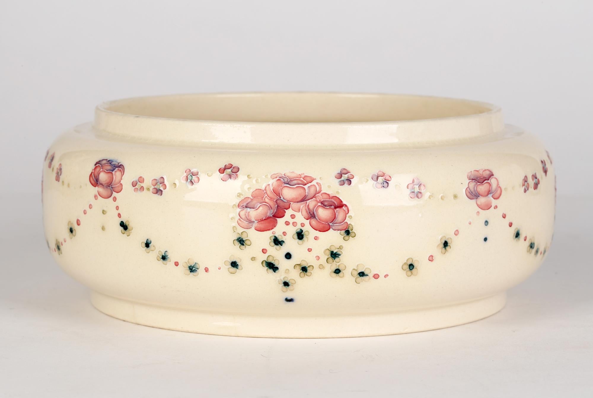 Bol en poterie d'art à motifs de roses Forget Me Not et William Moorcroft Liberty & Co en vente 2