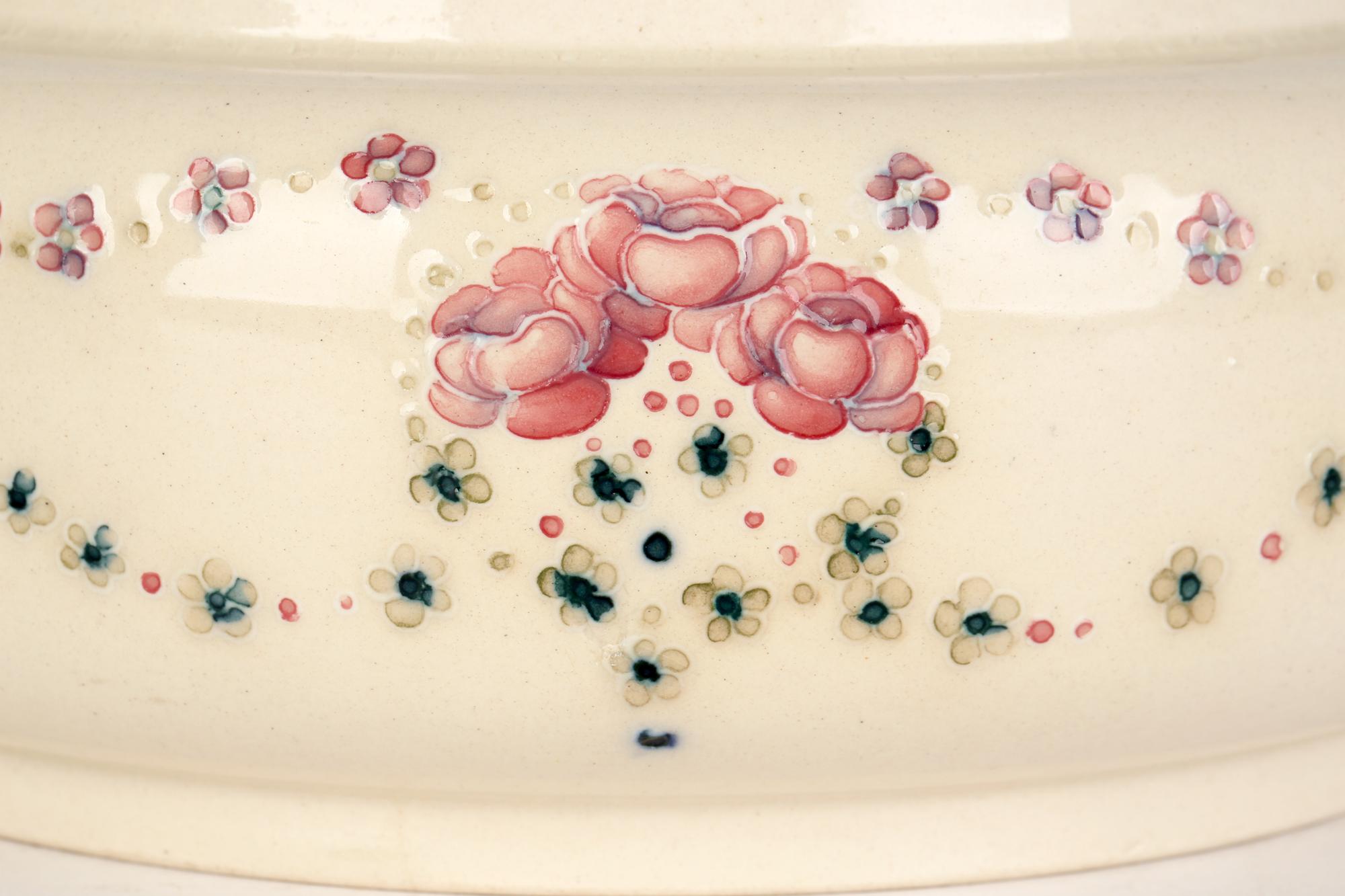 Bol en poterie d'art à motifs de roses Forget Me Not et William Moorcroft Liberty & Co en vente 3