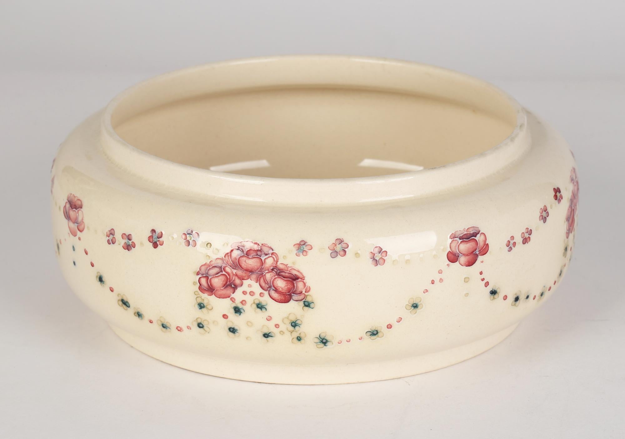 Bol en poterie d'art à motifs de roses Forget Me Not et William Moorcroft Liberty & Co en vente 4