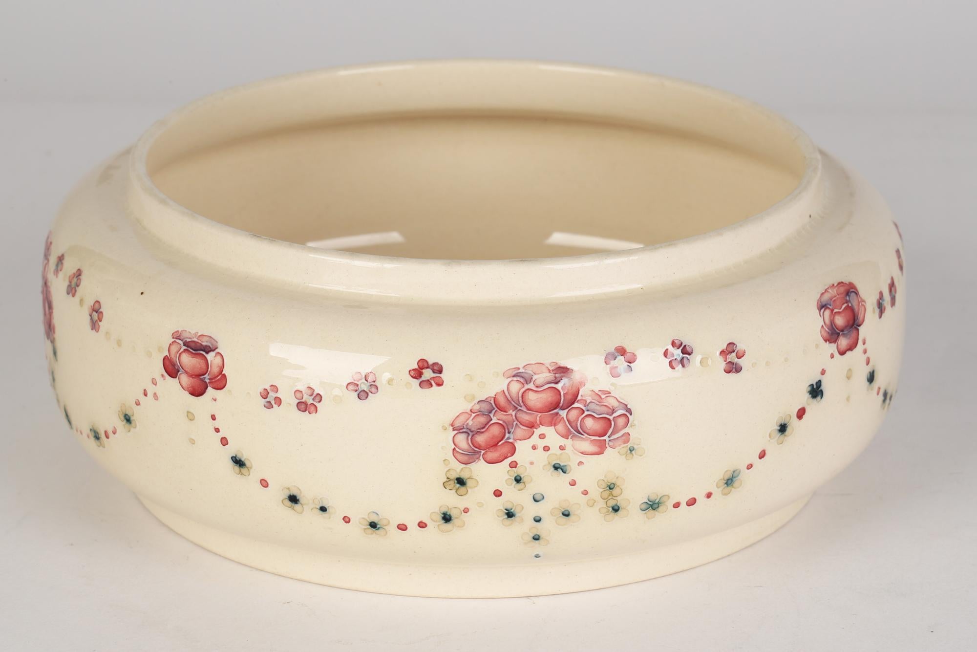 Anglais Bol en poterie d'art à motifs de roses Forget Me Not et William Moorcroft Liberty & Co en vente