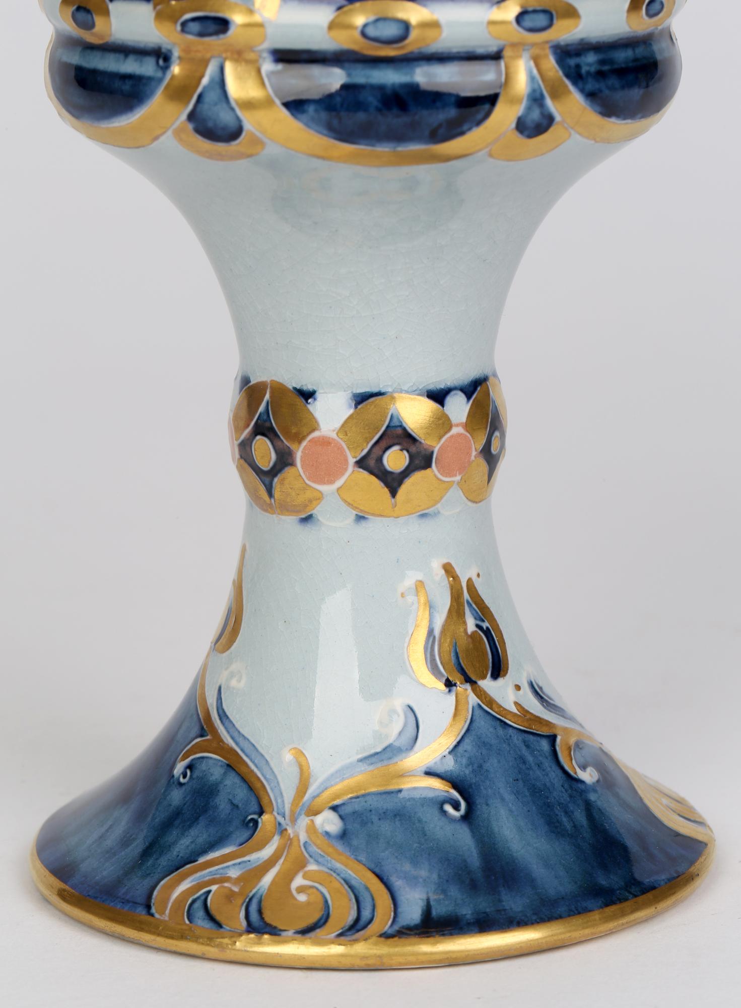 Art nouveau William Moorcroft gobelet Macintyre Art Nouveau à motif de dauphin bleu en vente