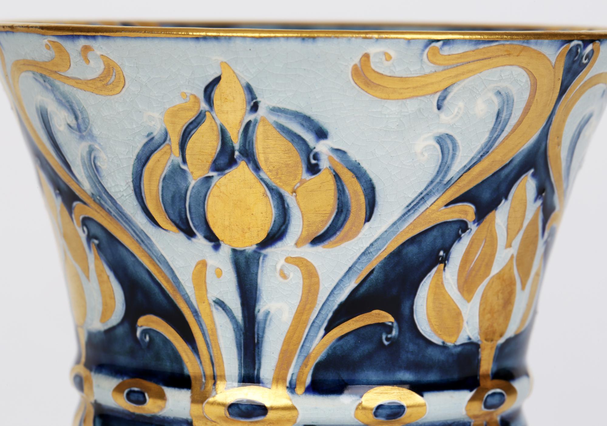 Anglais William Moorcroft gobelet Macintyre Art Nouveau à motif de dauphin bleu en vente
