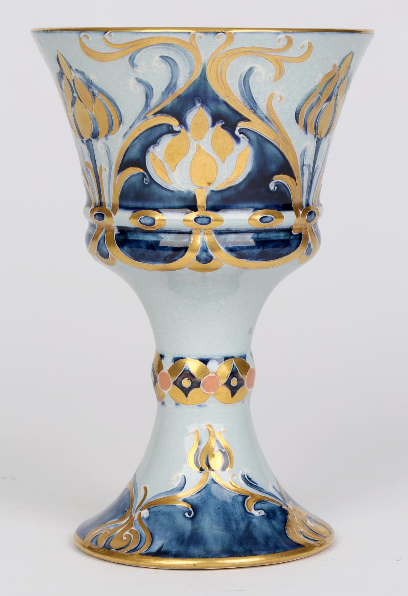 William Moorcroft Macintyre Art Nouveau Raro calice con motivo a dalia blu In condizioni buone in vendita a Bishop's Stortford, Hertfordshire