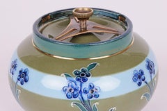 William Moorcroft MacIntyre Jugendstil-Tabakglas mit blauem Gänseblümchenmuster