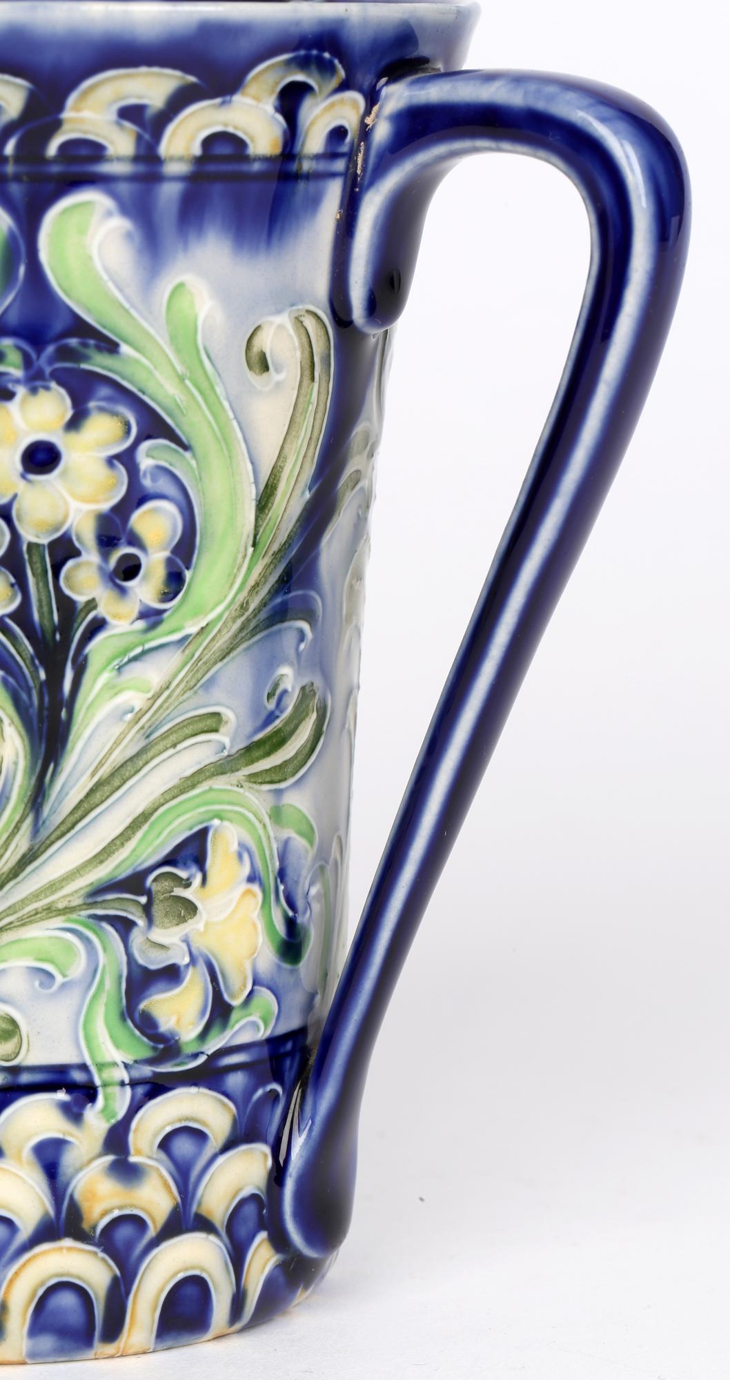 William Moorcroft MacIntyre Jugendstil-Tasse mit röhrenförmig gefüttertem Florian Ware Loving Cup (Art nouveau) im Angebot