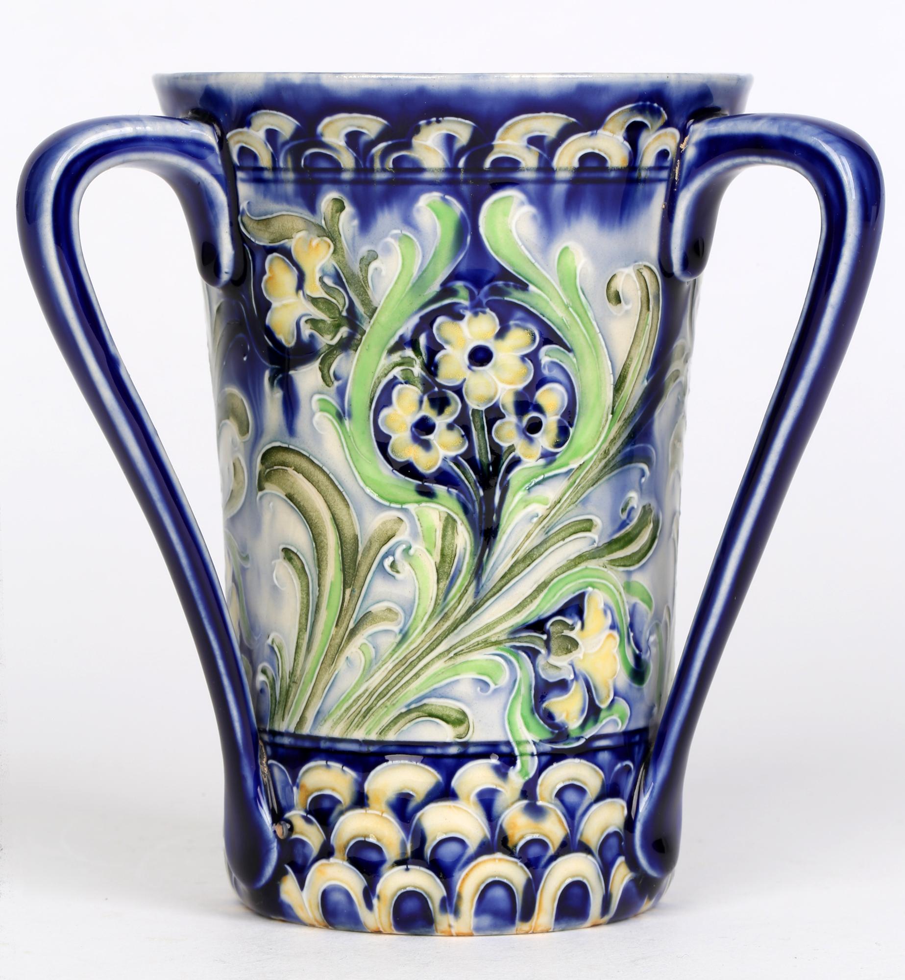 William Moorcroft MacIntyre Jugendstil-Tasse mit röhrenförmig gefüttertem Florian Ware Loving Cup (Glasiert) im Angebot
