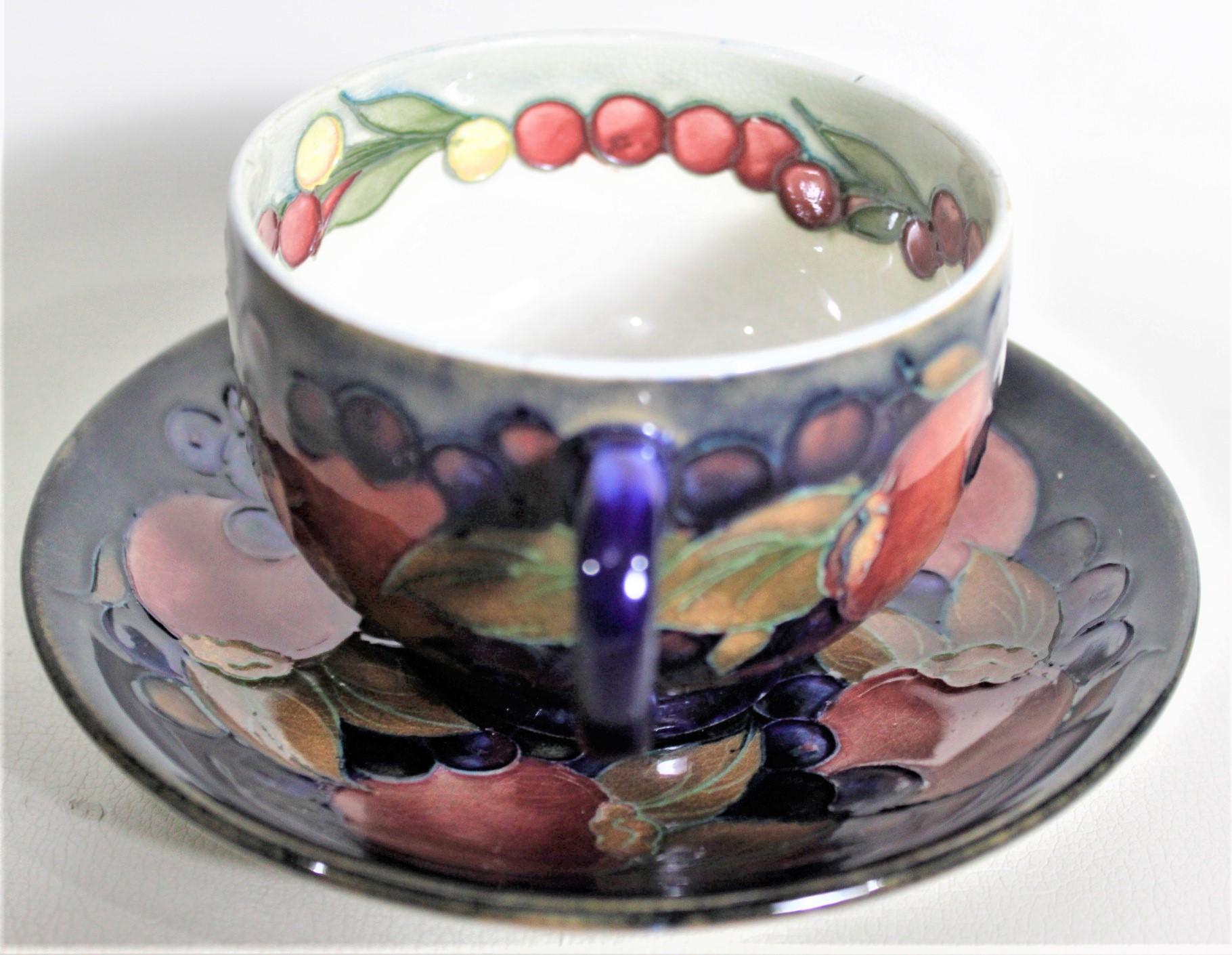 20ième siècle William Moorcroft Art Pottery Pomegranate Patterned Teacup & Saucer Set #1 of 4 en vente