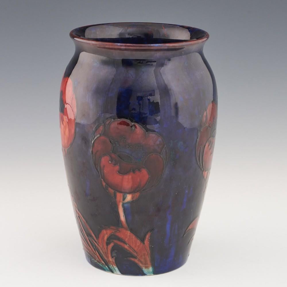 Style Adam William Moorcroft vase coquelicot, vers 1925 en vente