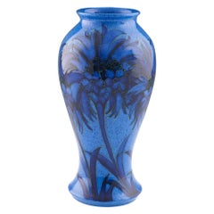 William Moorcroft vase en forme de corne de fleur bleu poudre, vers 1920
