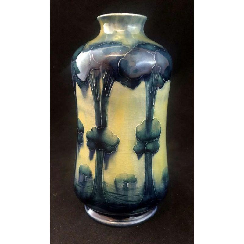 Vase de William Moorcroft dans le design Hazeldene pour Liberty and Company Circa 1905

Dimensions : 15,5 cm de haut

Affranchissement assuré gratuit
Garantie de remboursement de 14 jours
Membre de BADA - Achetez le meilleur du meilleur.