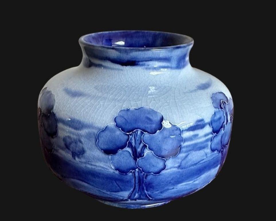 William Moorcroft pour James McIntyre, vase Florian décoré d'un motif Hazeldene précoce
10 cm de haut, 11,5 cm de large.