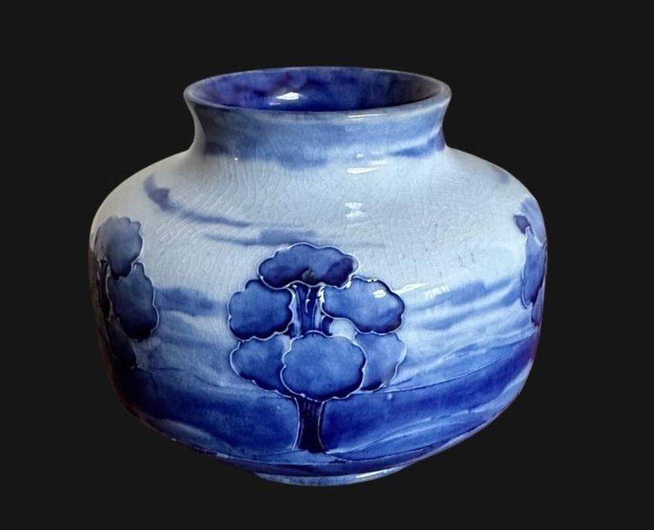 20ième siècle Vase William Moorcroft en vente