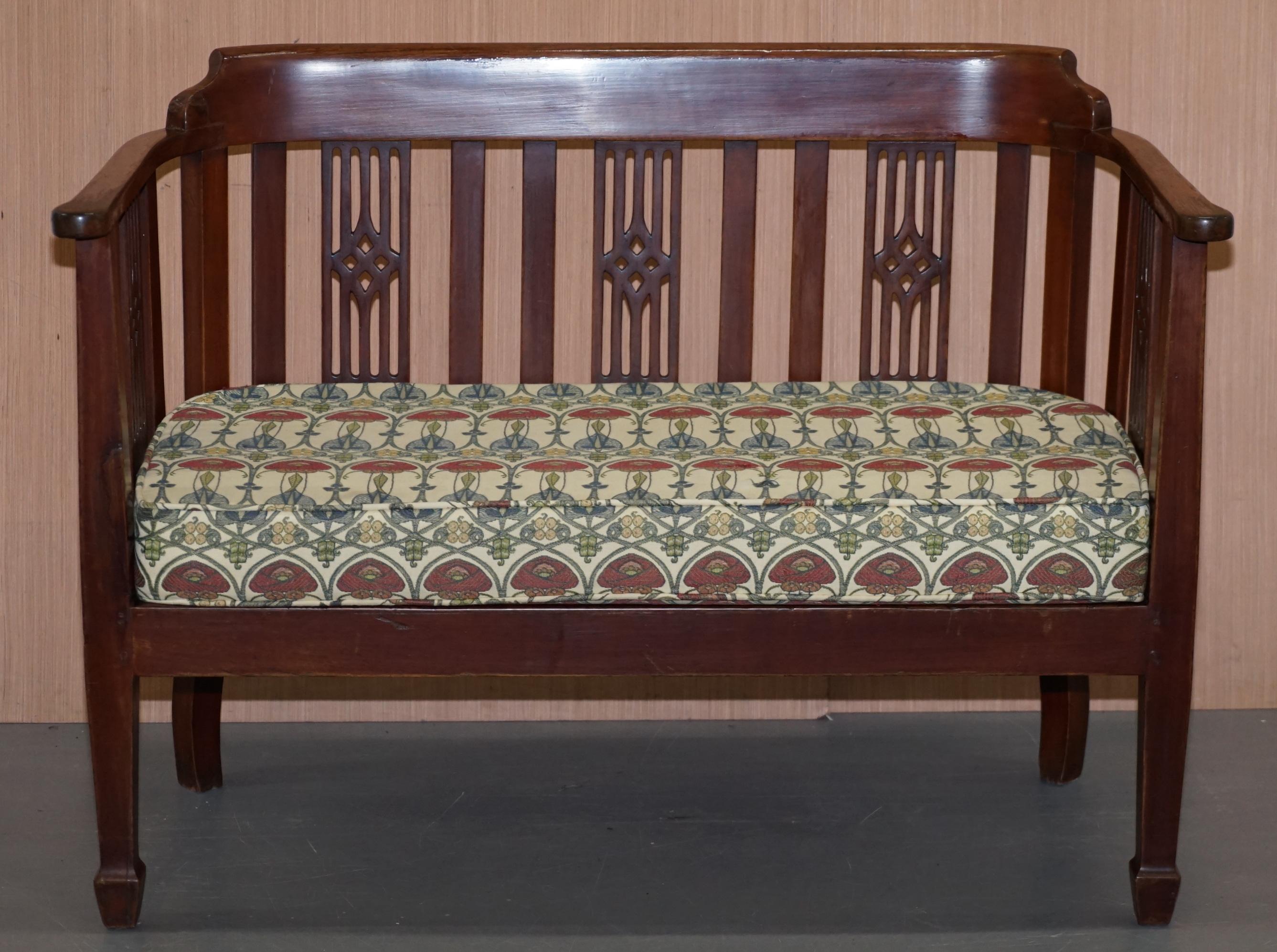 We are delighted to offer for sale this lovely vintage stained oak two person bench with rattan berger base and world famous Charles Rennie Mackintosh Art Nouveau upholstered seat cushion

A very good looking and well made bench seat, very