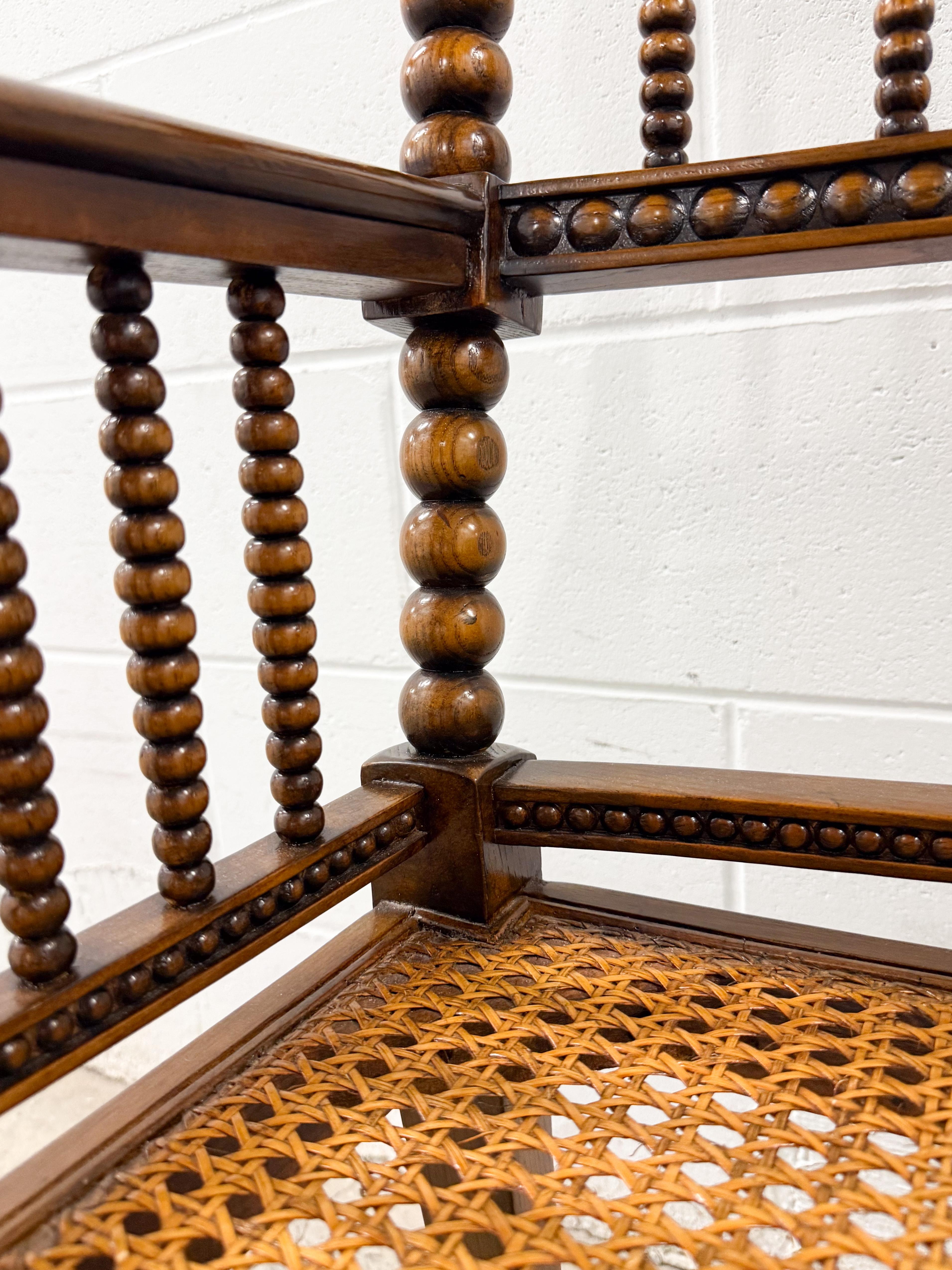 Sillas de caña torneada estilo William Morris Mediados de siglo en venta 5