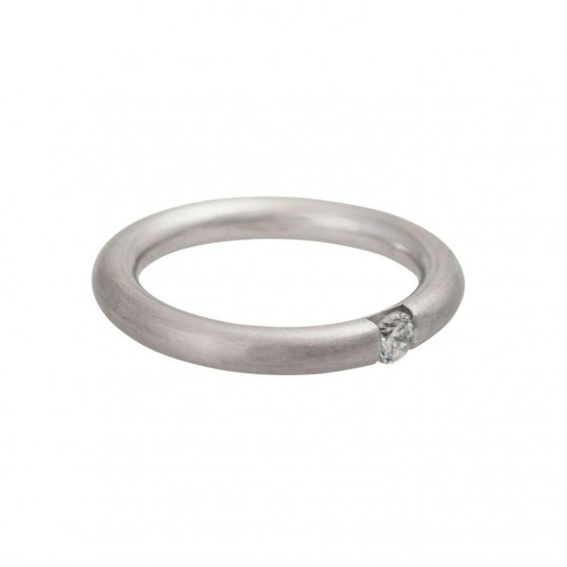 WILHELM MÜLLER Ring, Spannringoptik mit einem Brillanten von ca. 0,15 ct, gepunzt, ca. W(H)/SI, WG 18K, RW: 55, 21. Jahrhundert, leichte Gebrauchsspuren.

WILHELM MÜLLER Ring mit Brillantschliff-Diamant ca. 0,15 ct gestempelt, ca. W(H)/SI, WG 18K,