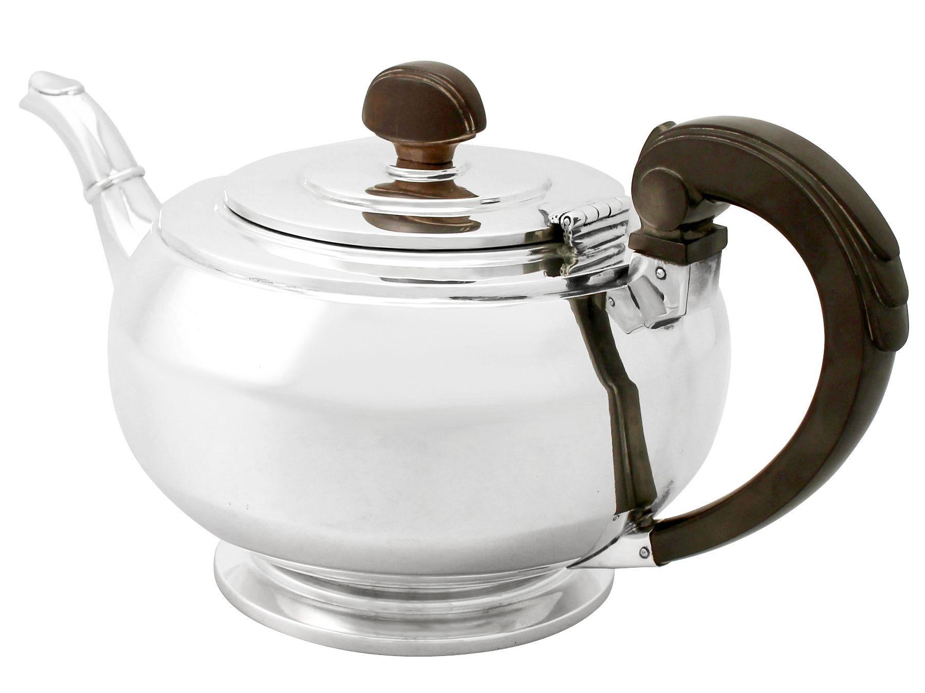 Mid-20th Century William Neale & Son Ltd Art Deco English Sterling Silver Teapot