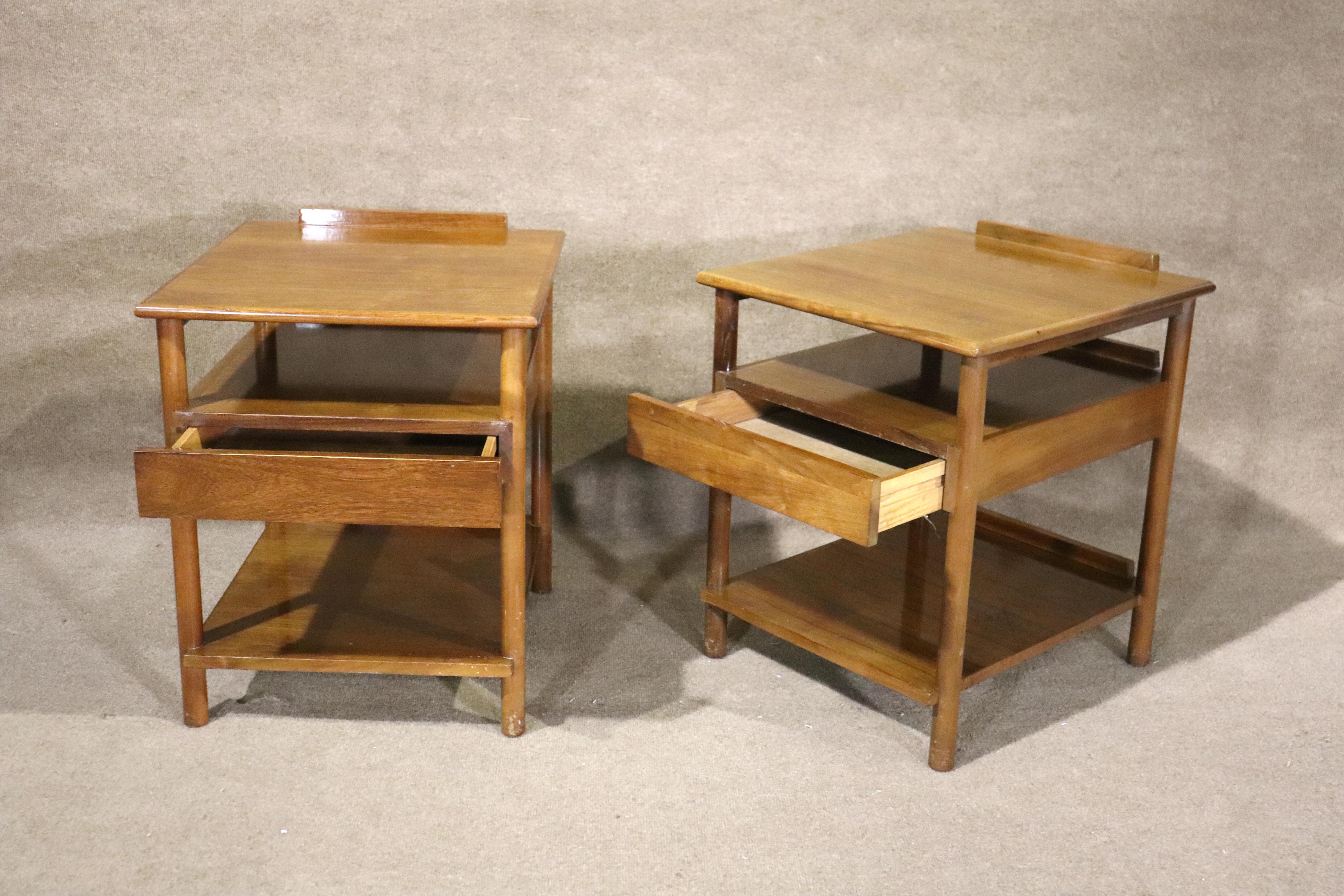 William Pahlmann entwarf Tische mit offenem Stauraum und Schublade. Verkauft durch John Stuart Inc. Diese Tische sind ideal für das Schlafzimmer oder das Sofa.
Bitte bestätigen Sie den Standort NY oder NJ