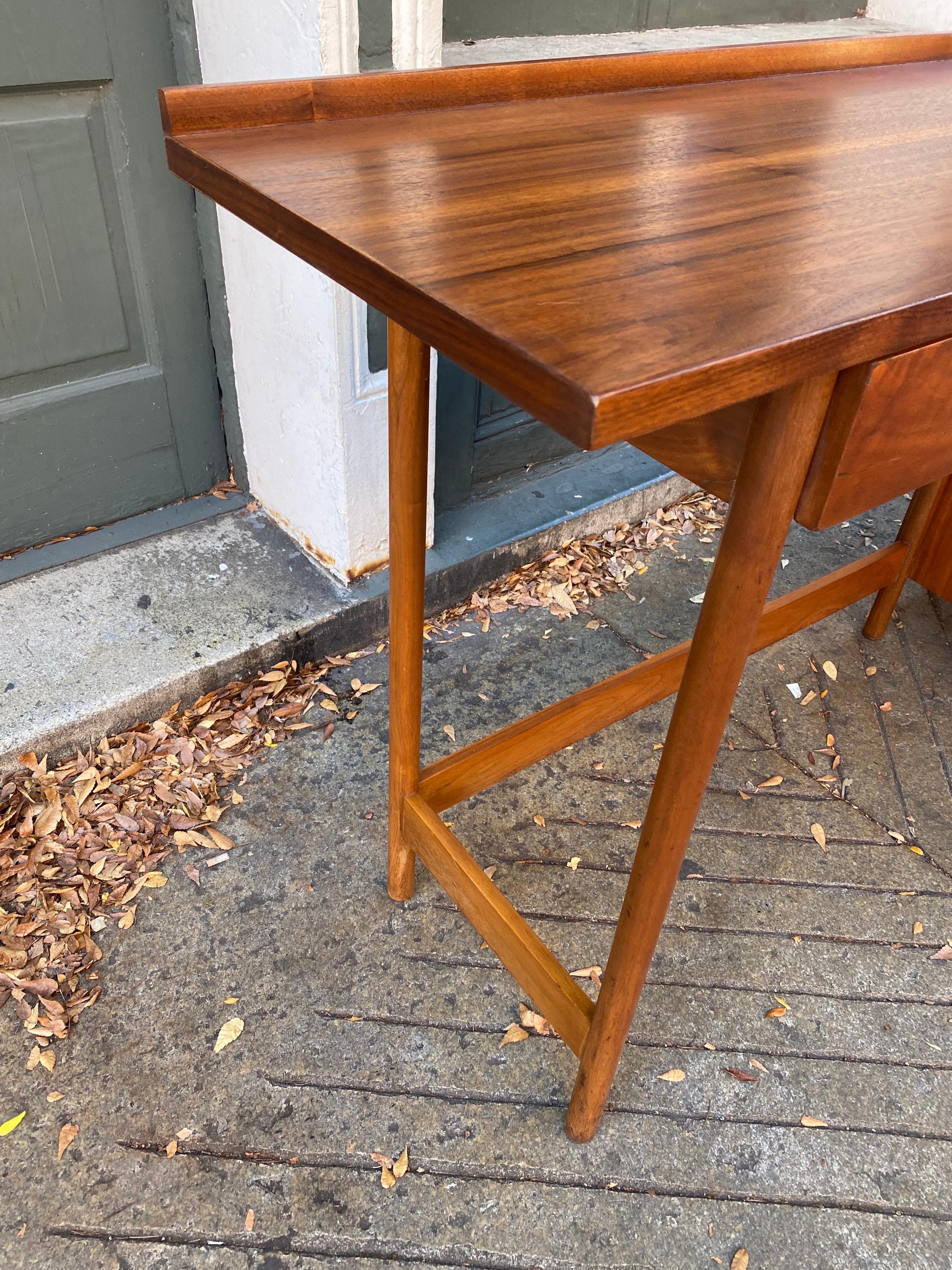 William Pahlmann for Hastings Console/ server In Good Condition In Philadelphia, PA