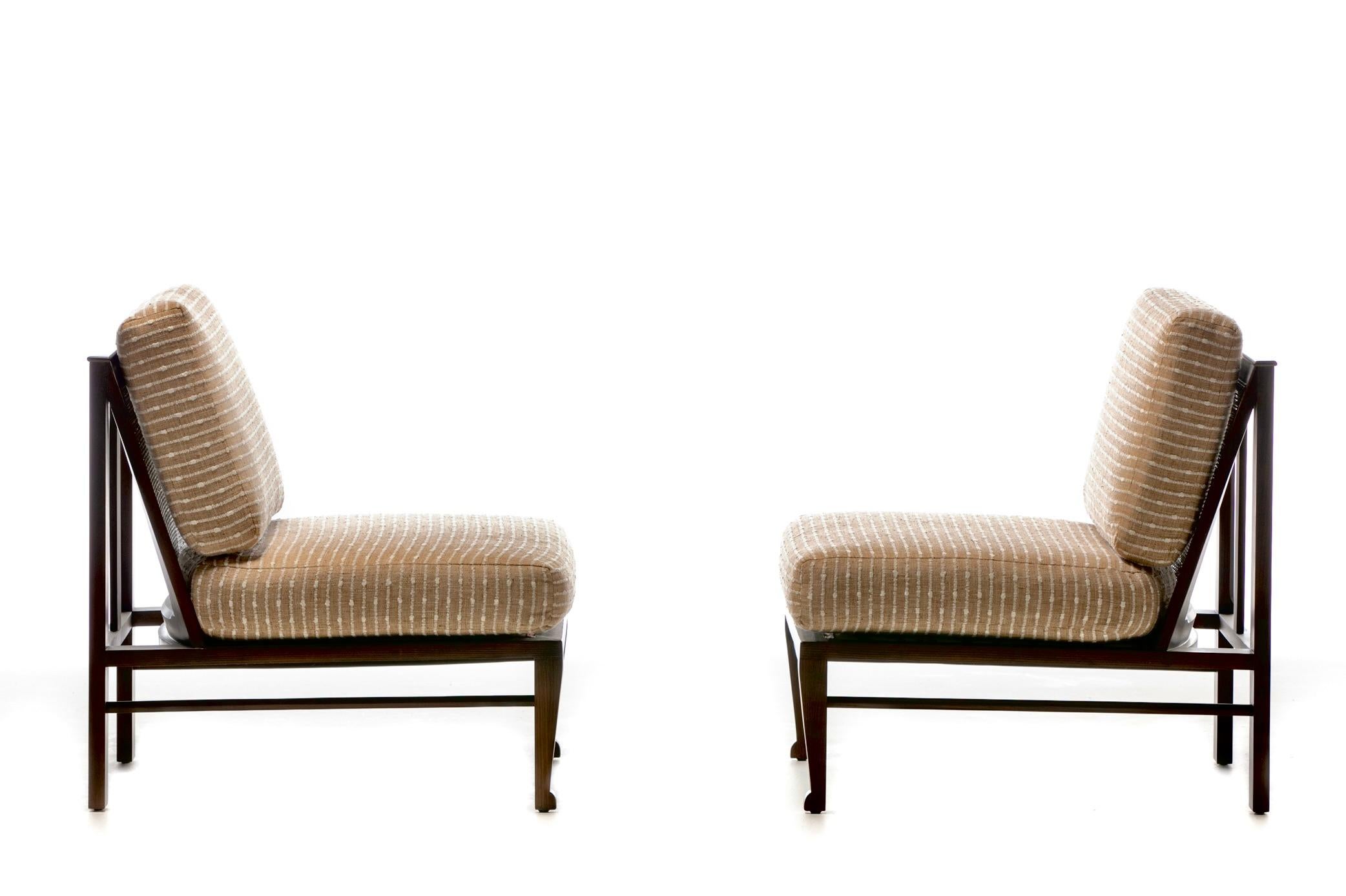 Rara coppia di sedie Thebes di William Pahlmann, completamente restaurate, con una nuova tappezzeria in lino intrecciato dal design lineare e minimalista. Definito una 