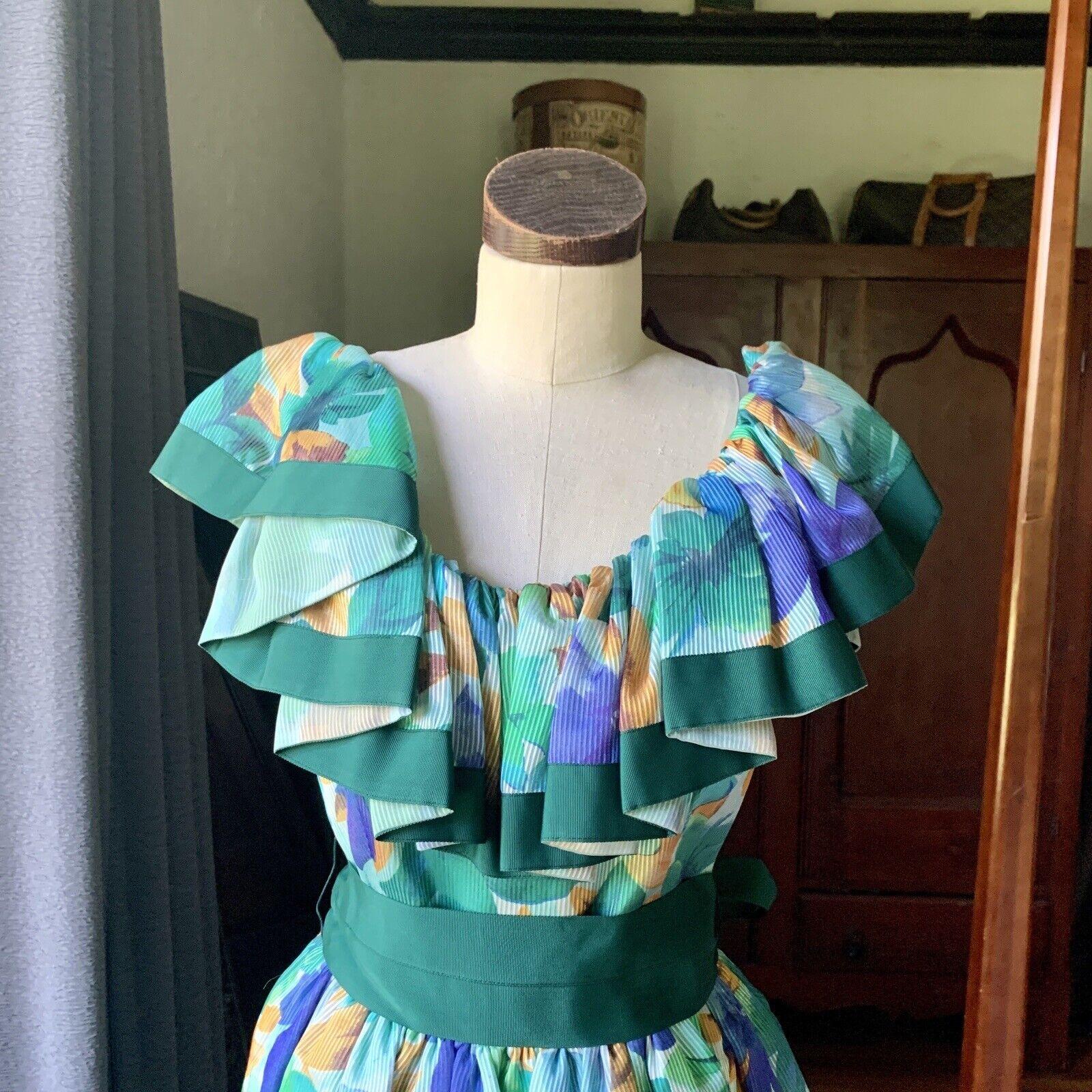 William Pearson, Floral Pattern, Double Layered Lining, Could be off Shoulder or on Shoulder, Satin Ribbon Tie in Back, Satin Ribbon Along Bottom, Full Skirt, Ribbed Top Material, Zipper Back, Size 8

Measurements Laying Flat

Bust 17