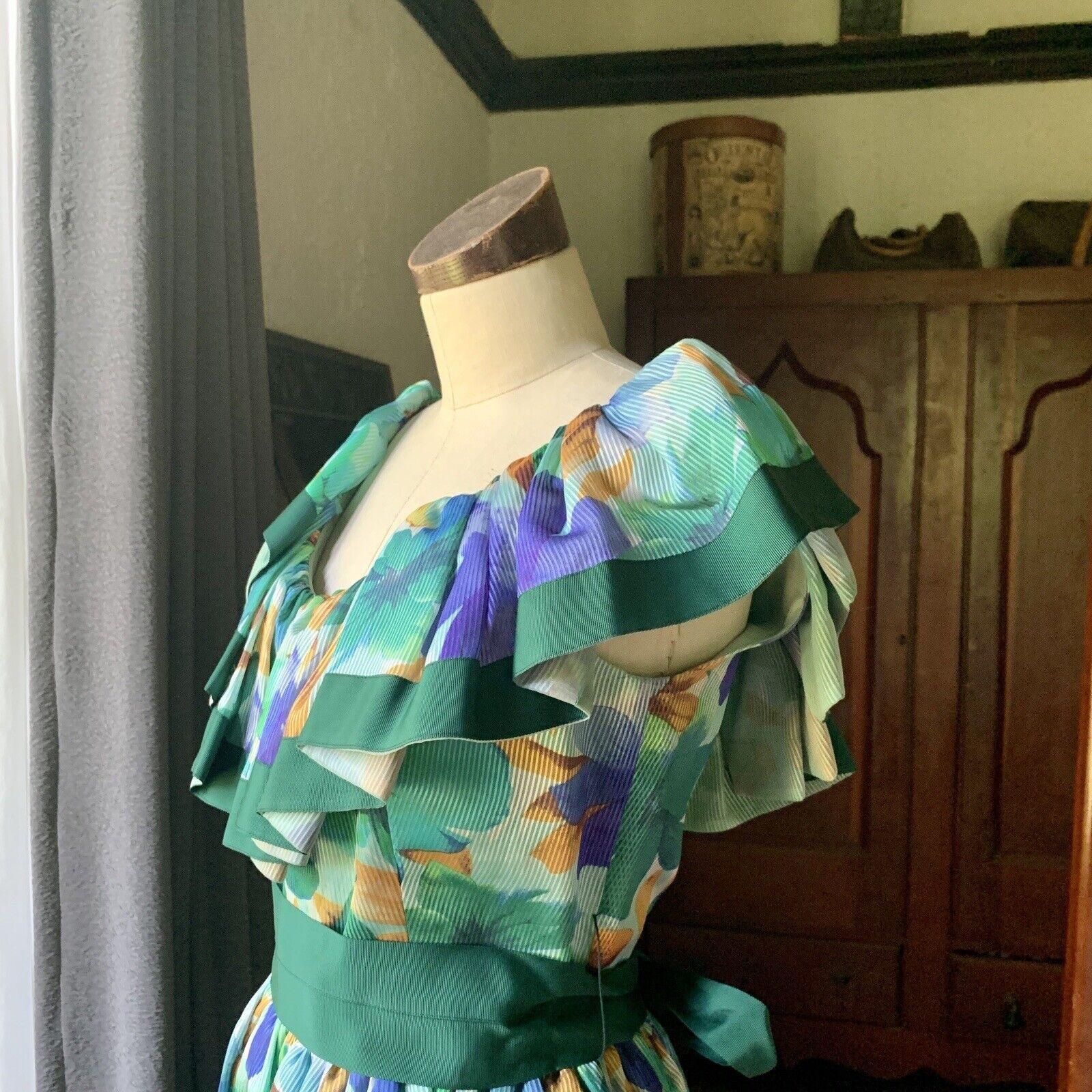 WILLIAM PEARSON Designer Vintage Floral Green Dress Ribbon Ruffle Off Shoulder 8 In Good Condition For Sale In Asheville, NC