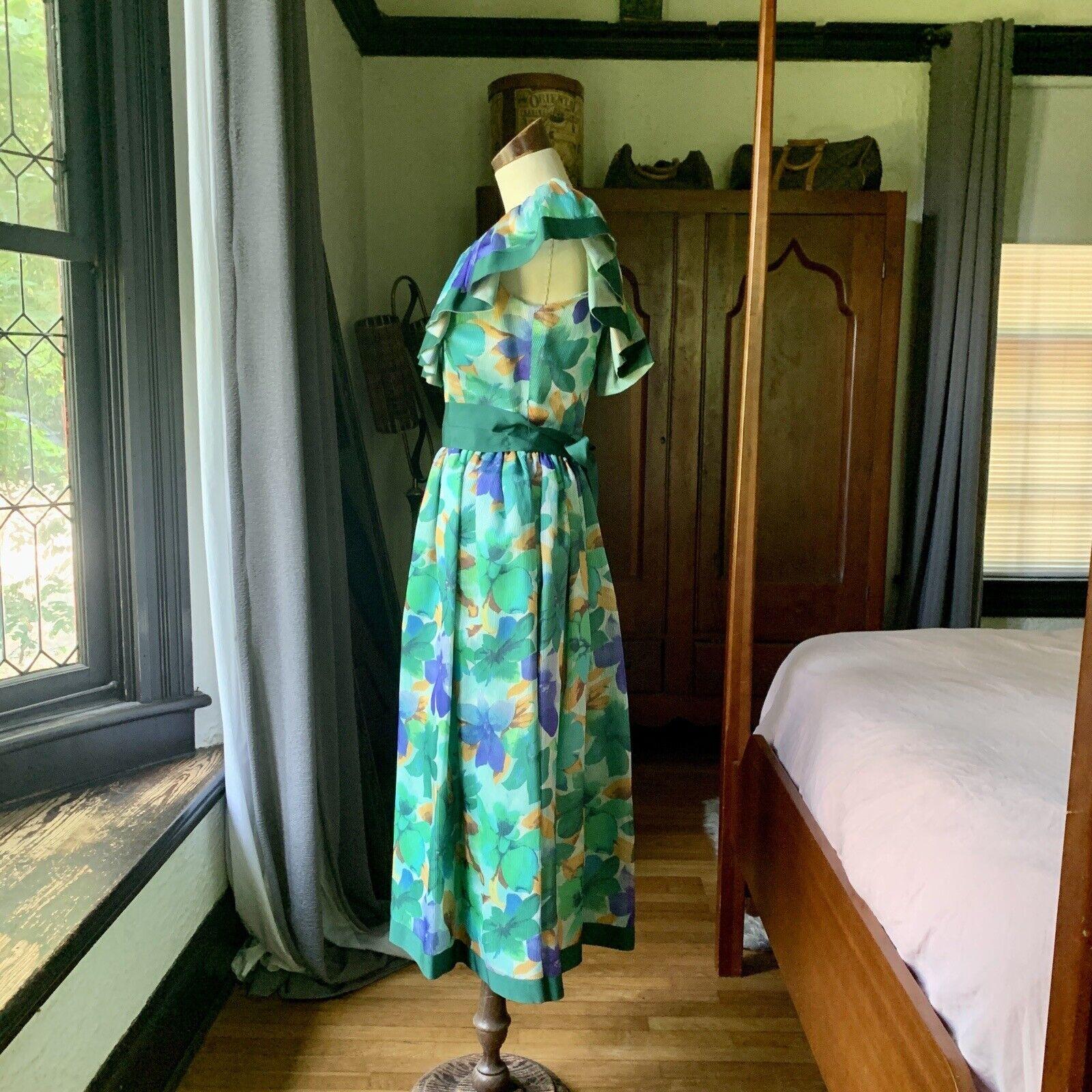 WILLIAM PEARSON Designer Vintage geblümtes grünes Kleid mit schulterfreiem Rüschen 8 Damen im Angebot