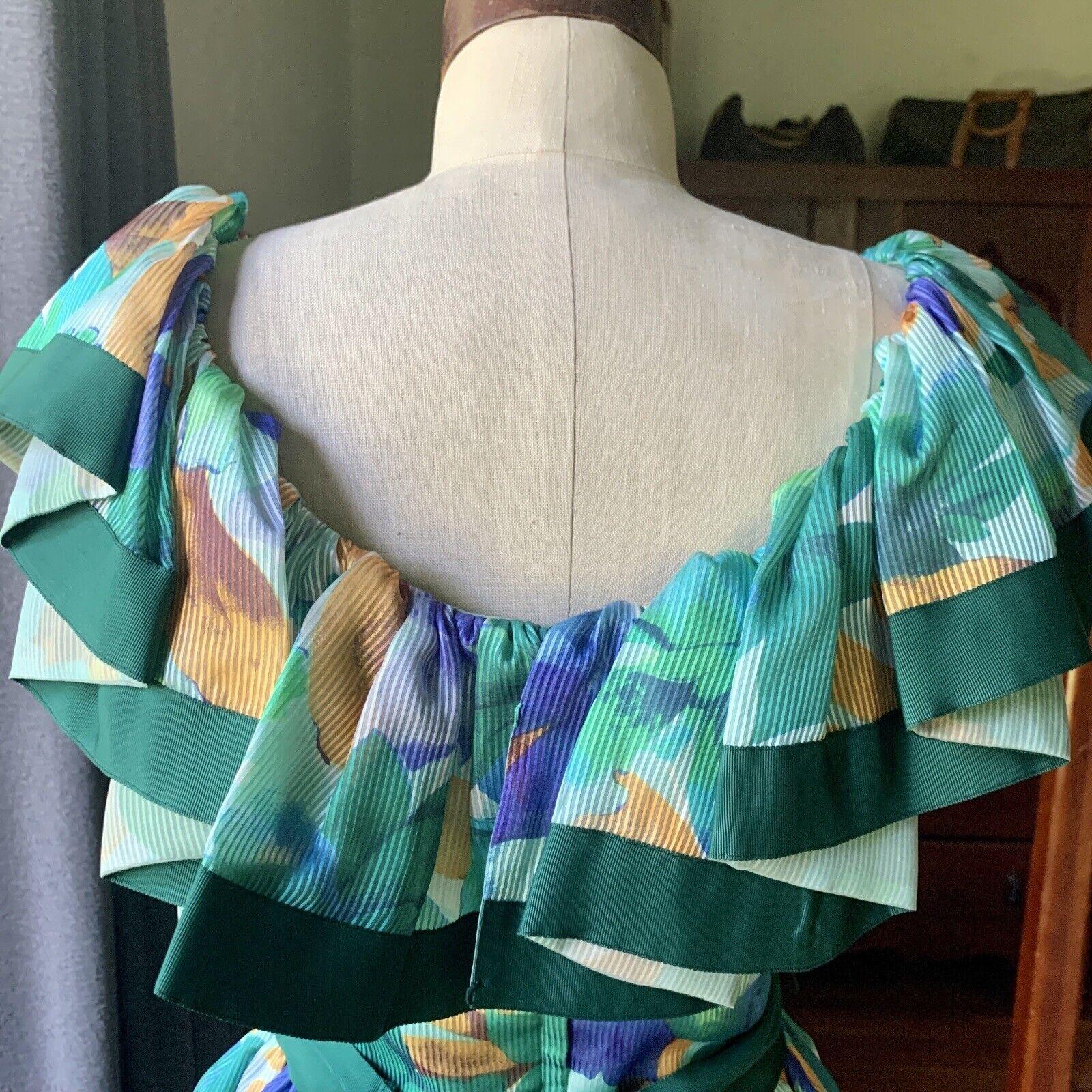 WILLIAM PEARSON Designer Vintage geblümtes grünes Kleid mit schulterfreiem Rüschen 8 im Angebot 2